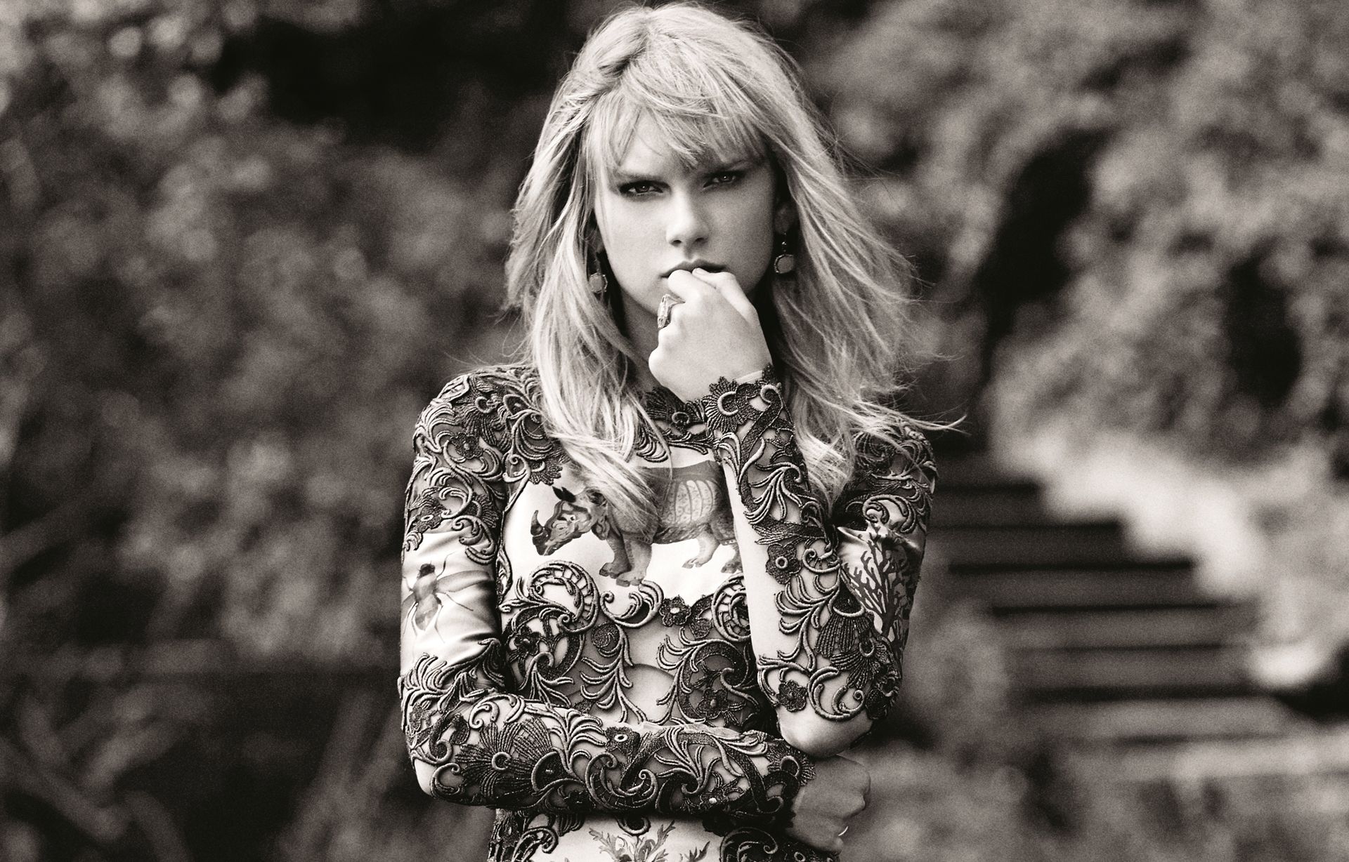 1920x1228 Timeless Taylor Swift: Iconic Black & White Blonde American Singer HD Wallpaperx1228