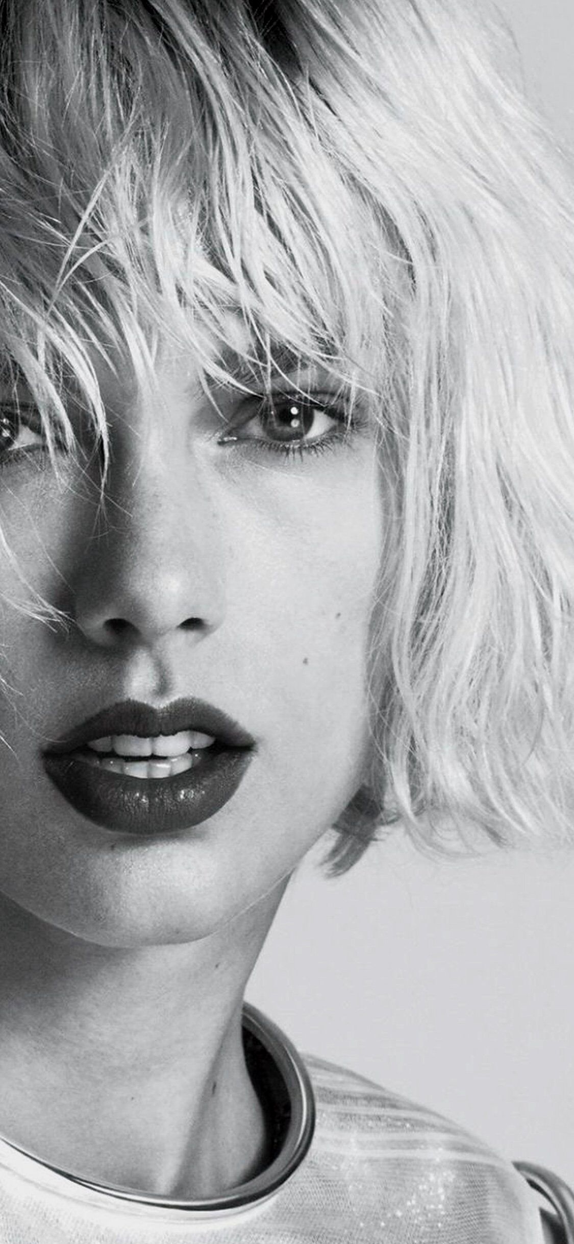 1125x2436 Taylor Swift Bw Dark Face Singer iPhone Wallpaper