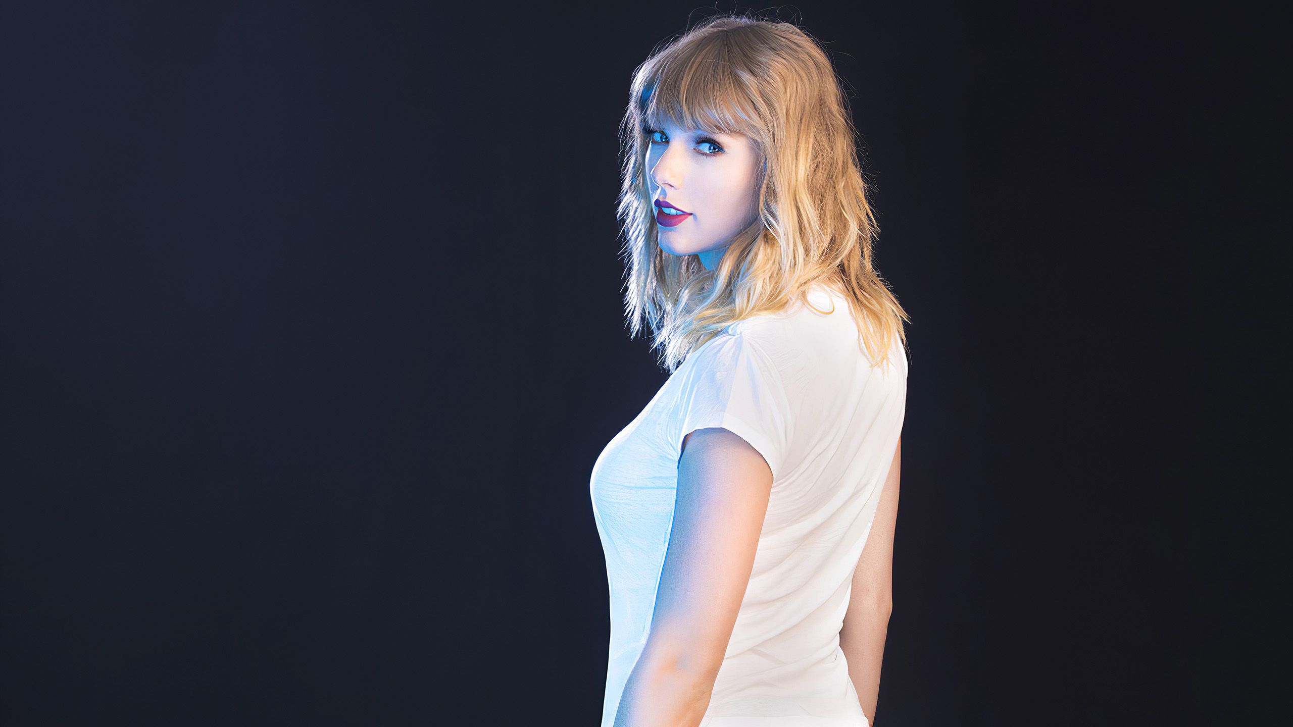2560x1440 White Dress Wearing Taylor Swift With Background Of Black HD Taylor Swift Wallpaper