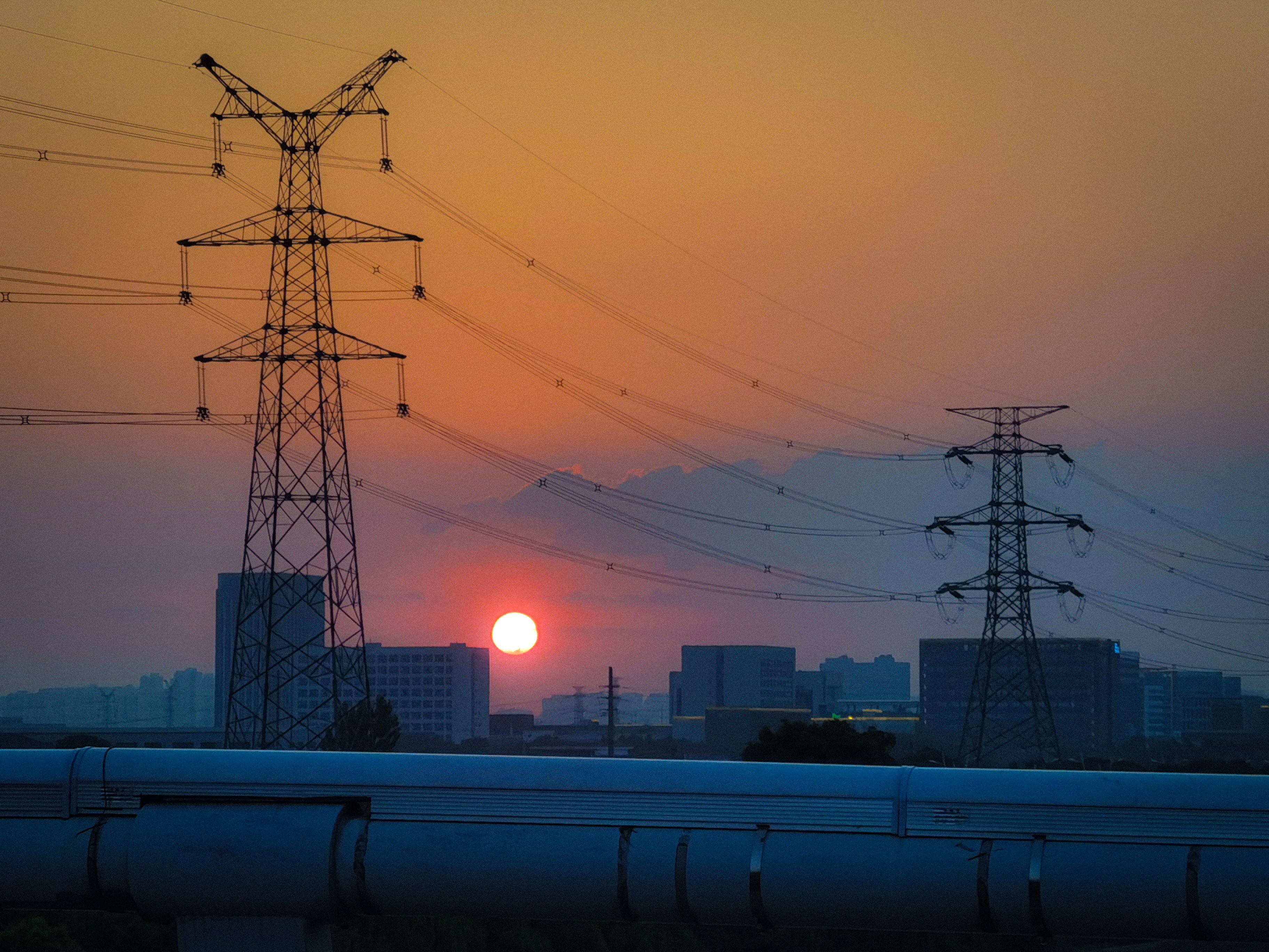 3648x2736 Transmission Towers in City at Sunset · Free
