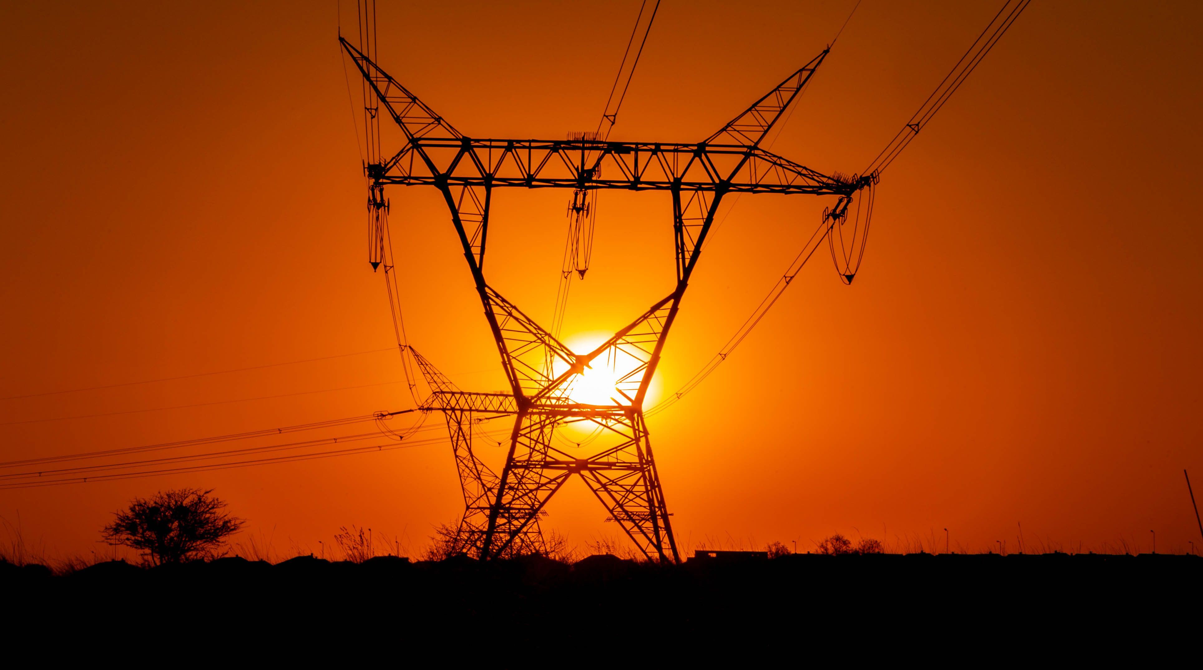 3855x2148 Transmission Tower at Sunset · Free