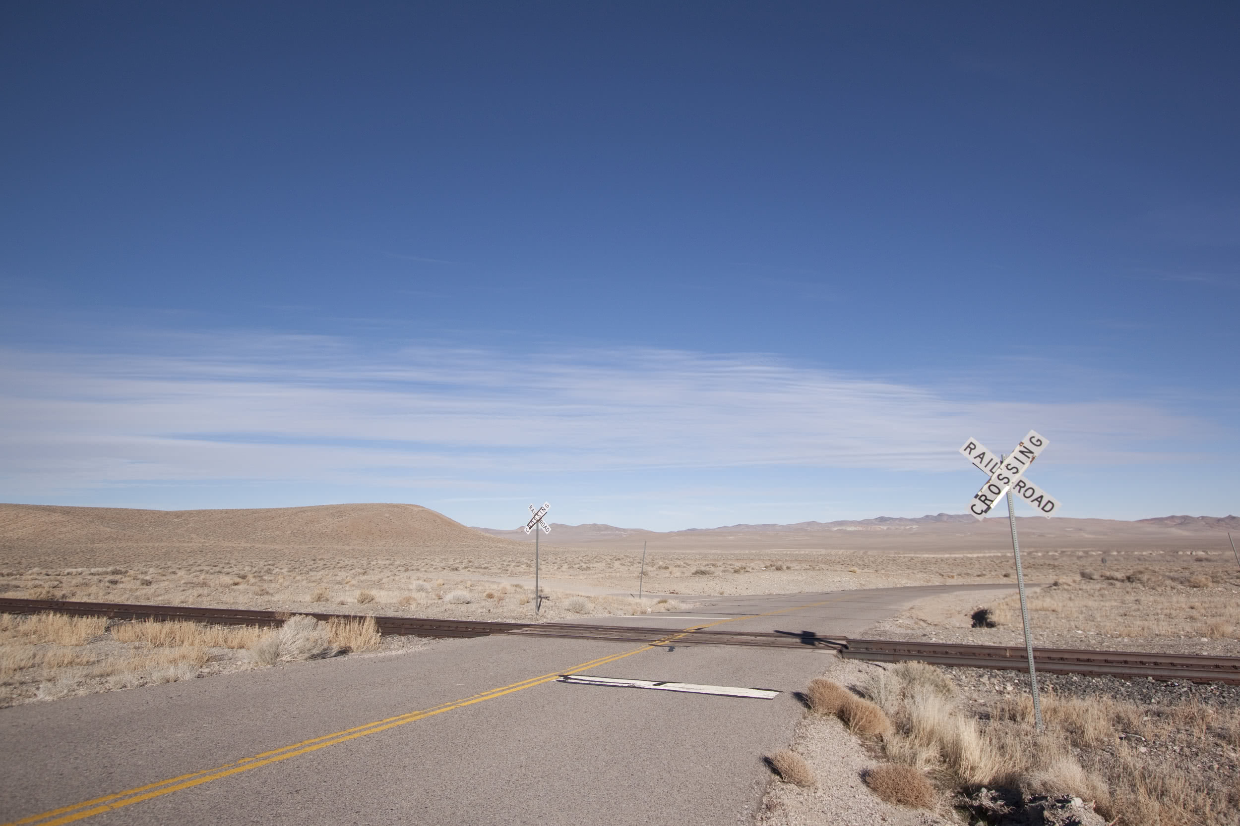 2500x1667 Railroad Crossing Tracks In The Desert Sign Moving Toward Gate Photo Background And Picture For Free Download