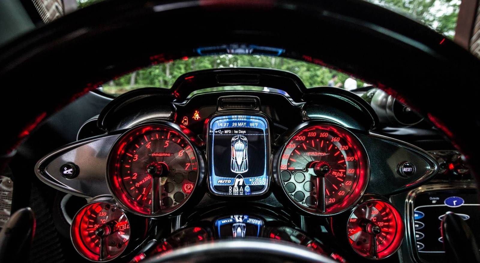 1600x879 The Pagani Huayra Interior Looks Like A Spaceship From The Future