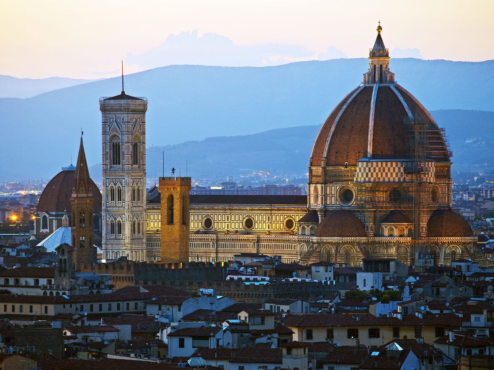 1600x1200 Florence Cathedral at Dusk: Iconic Italian Religious Landmark HD Wallpaperx1200