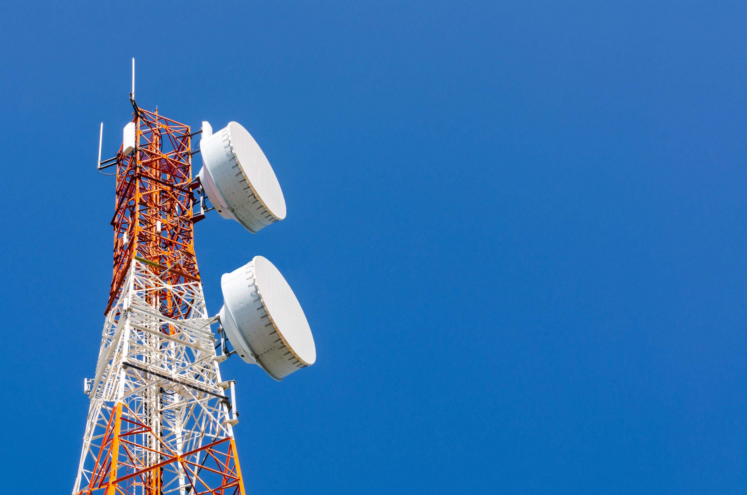 2959x1960 Telecommunication tower on blue sky background