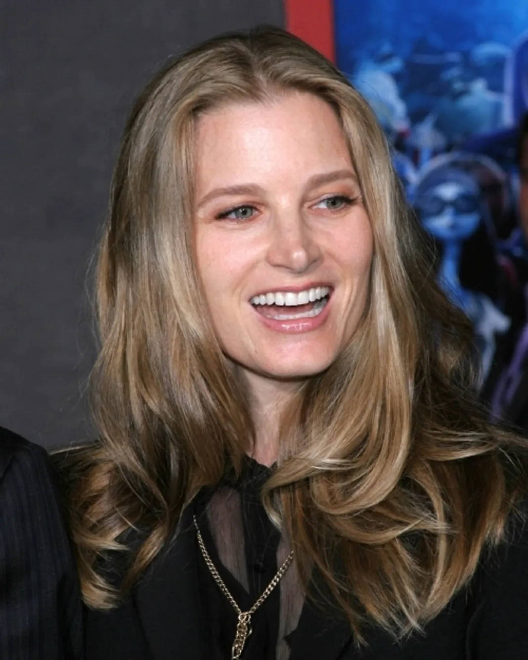1068x1335 Bridget Fonda Blonde Hair Happy Smile Wallpaper