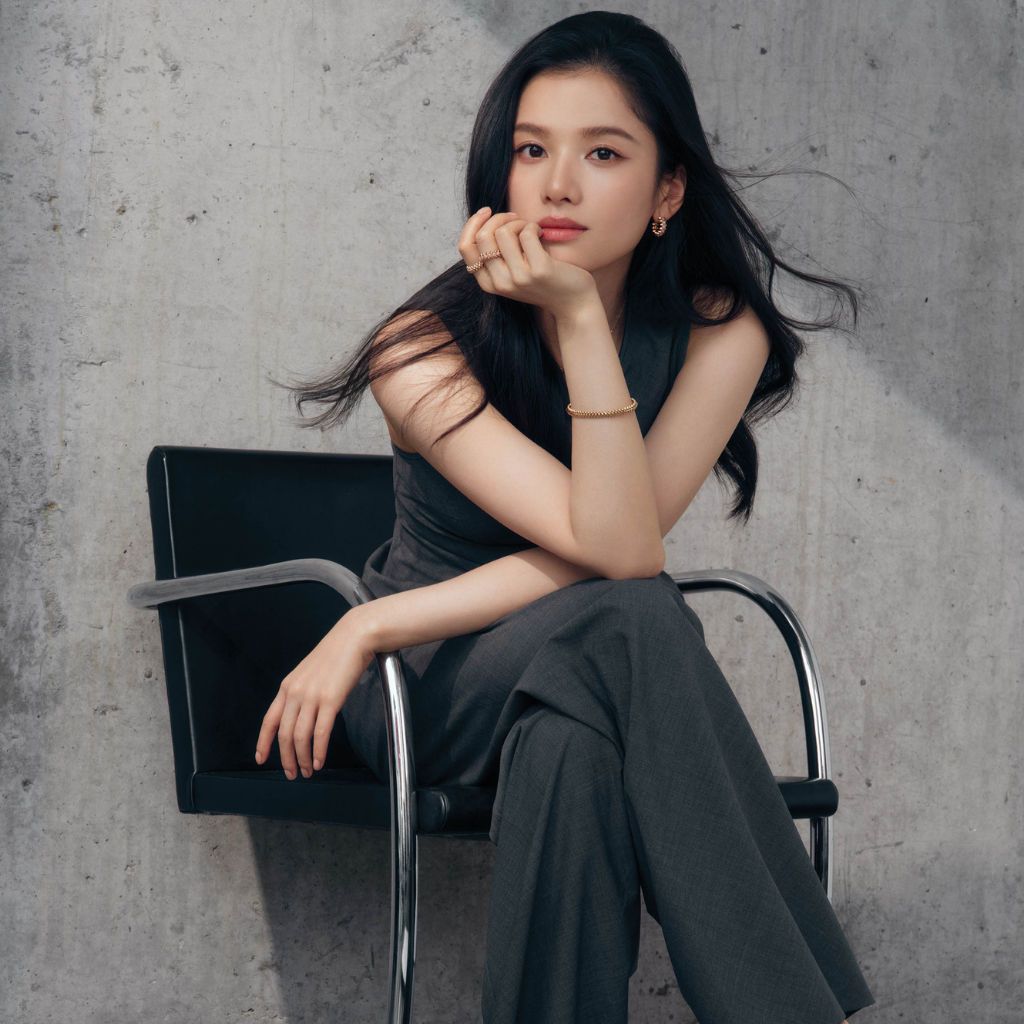 1024x1024 张婧仪：与角色碰撞Zhang Jingyi × Cartier Clash: When Softness Meets Edge. 新版｜SINGAPORE - 《品PIN Prestige》