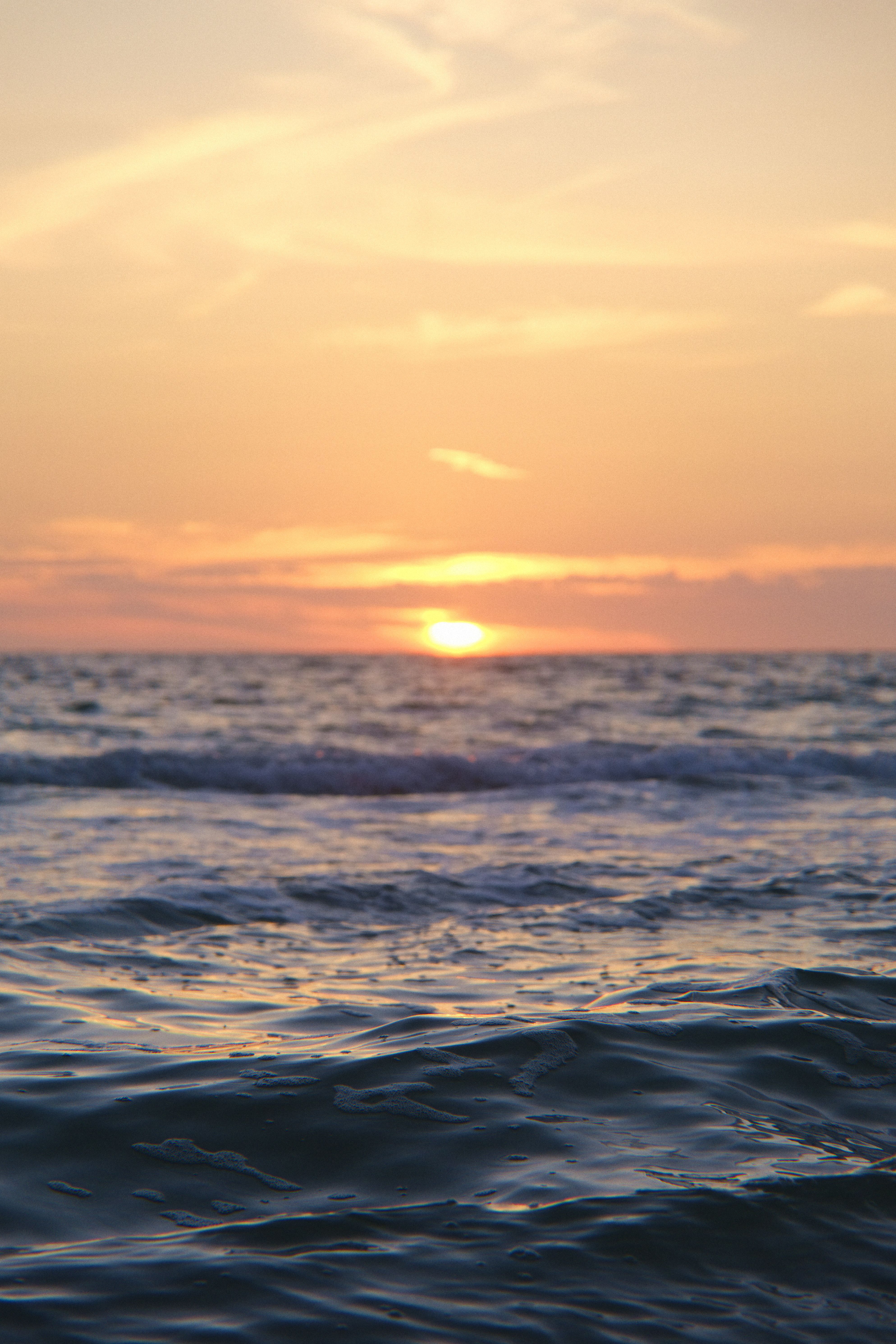 3975x5963 Sun on Horizon over Sea · Free