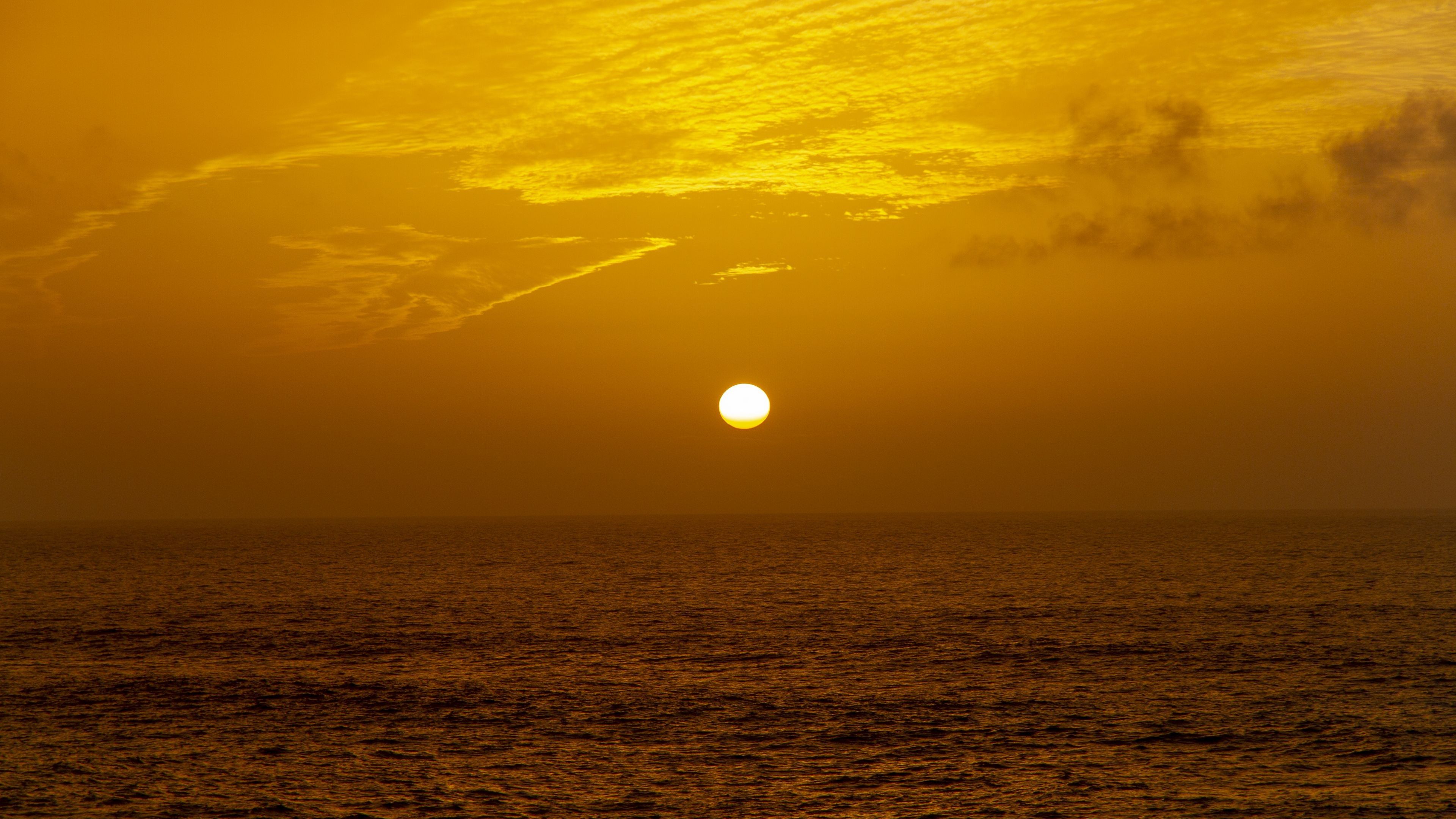 3840x2160 Yellow Sea Horizon Sun Dark Background 4K HD Dark Background Wallpaper