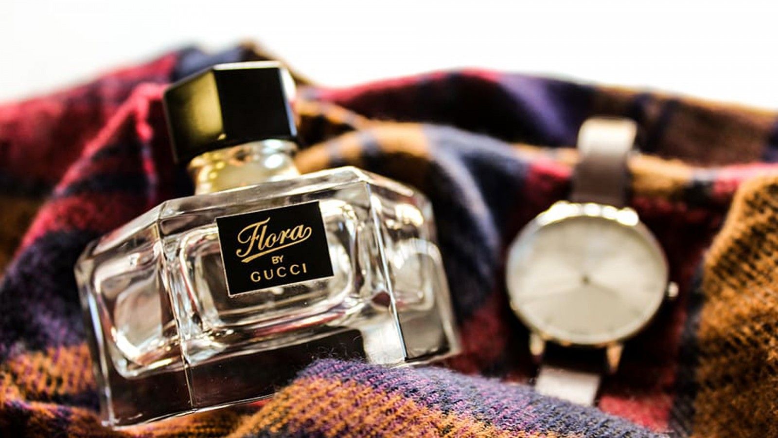 1600x900 Gucci Word On Scent Bottle HD Gucci Wallpaper
