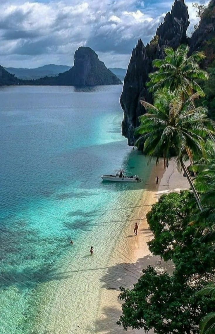 735x1142 Las playas del Nido en la isla de Palawan en Filipinas, es conocida por su arena blanca, los arrecifes de coral y por ser una vía de acceso al archipiélago de Bacuit