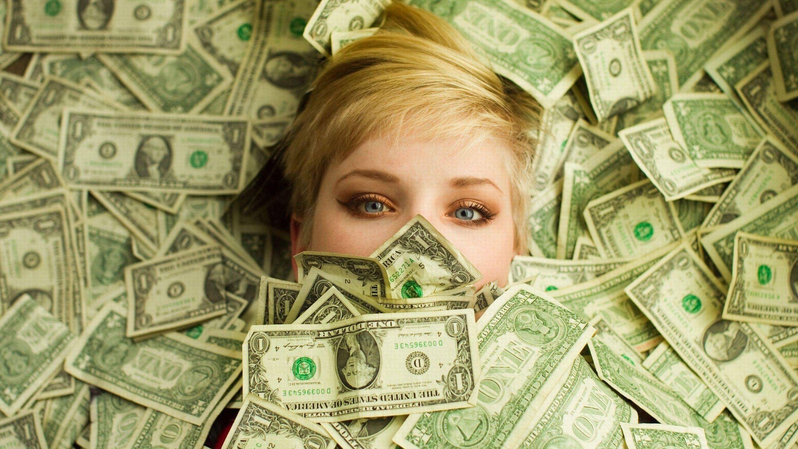 2560x1440 Girl Face Around Currencies HD Money Wallpaper
