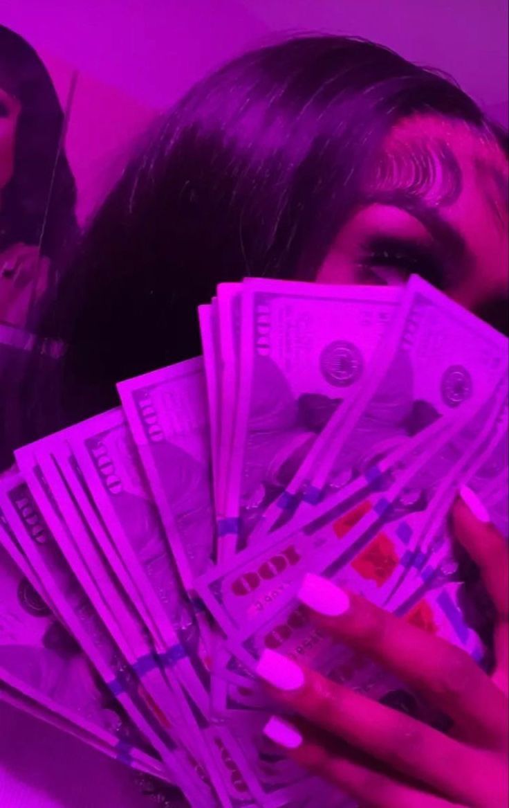 736x1167 I love seeing pretty girls holding money. I'll give my bae racks just to save cute pics like this in my phone
