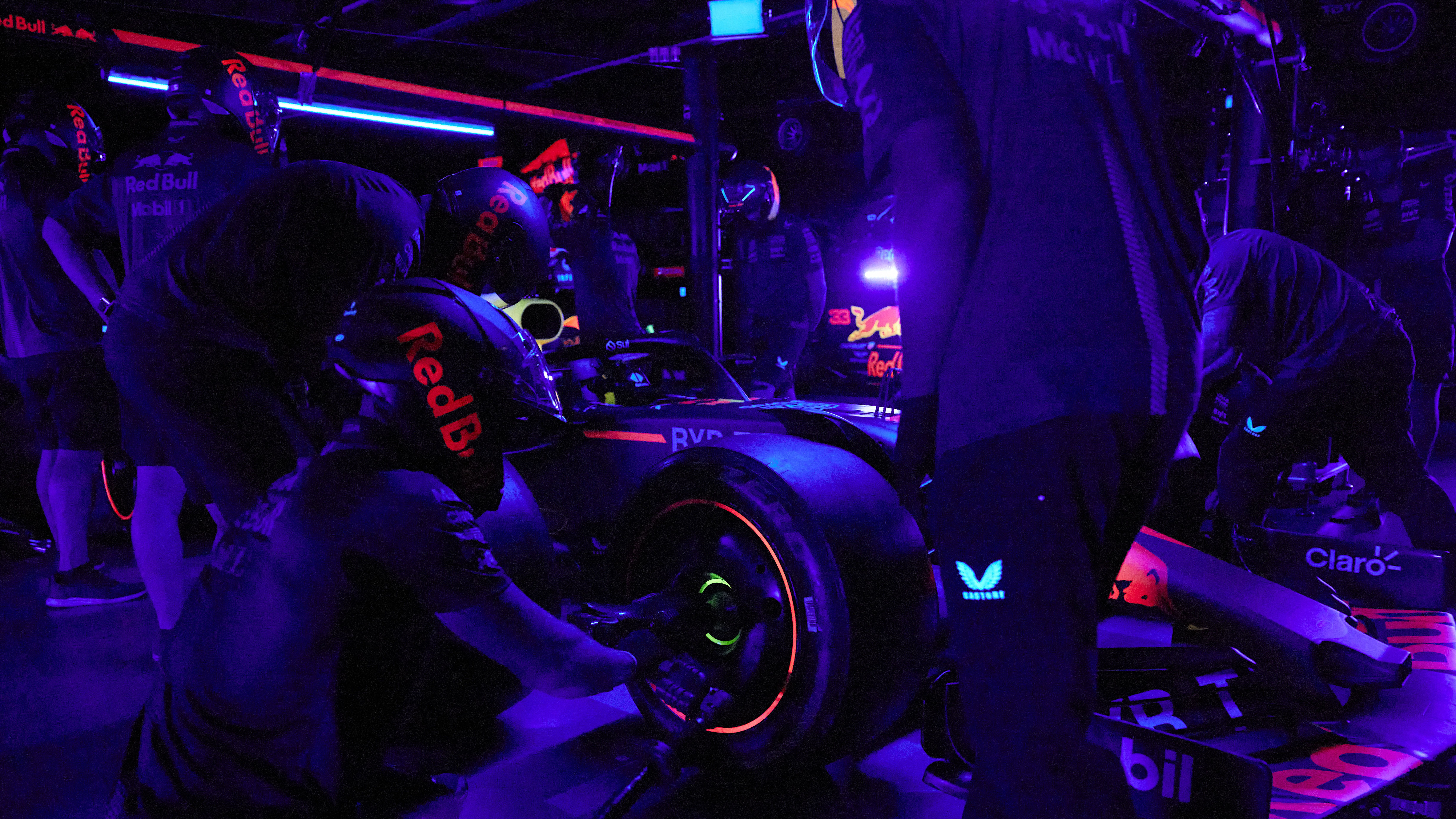 9830x5529 Another Record! Red Bull Has Just Completed The First Ever Pit Stop In Complete Darkness