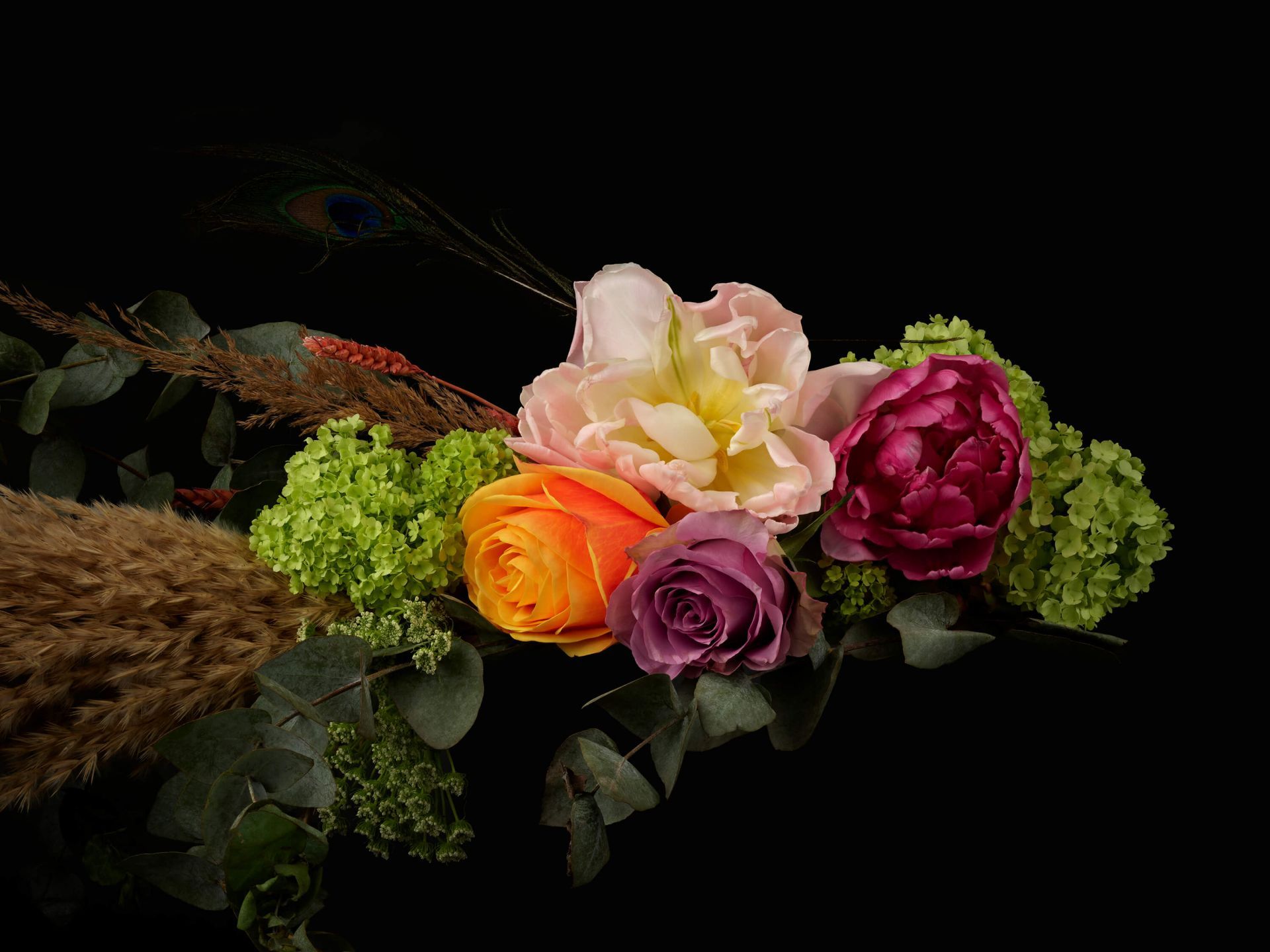 1920x1440 Flower bouquet with feather