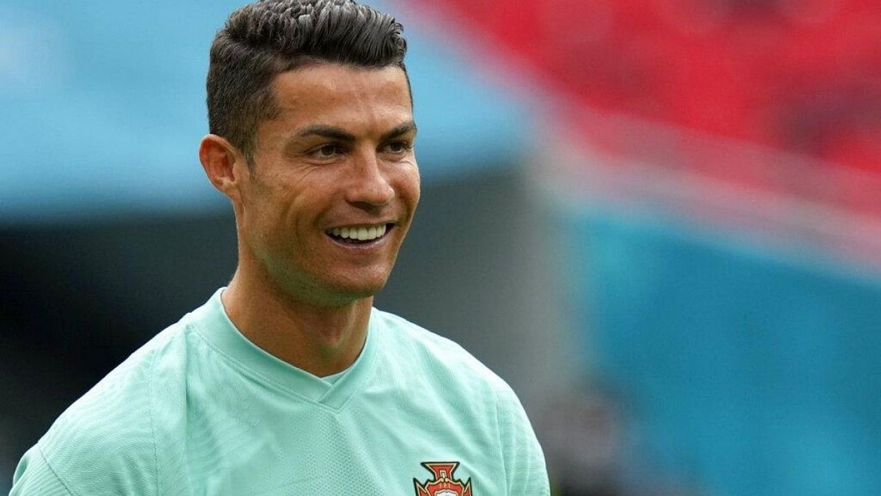 1280x720 Smiley Cristiano Ronaldo CR7 Is Wearing Sports Dress Standing In Blur Blue Red Background HD Ronaldo Wallpaper