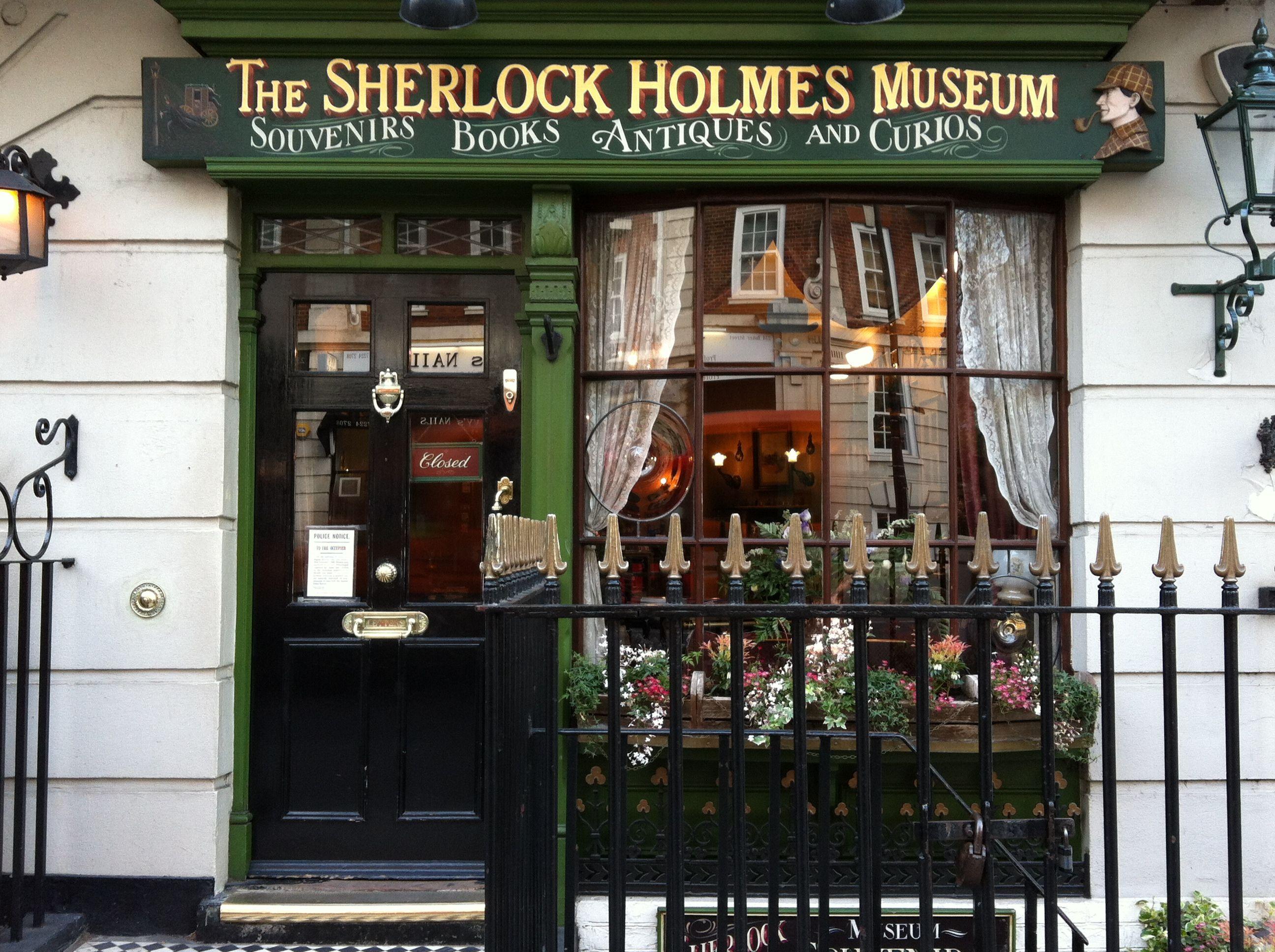 Знаменитые адреса. Музей на Бейкер-стрит в Лондоне. Музей Шерлока Холмса в Лондоне. Музей квартира Шерлока Холмса в Лондоне. Бейкер стрит музей Шерлока Холмса.