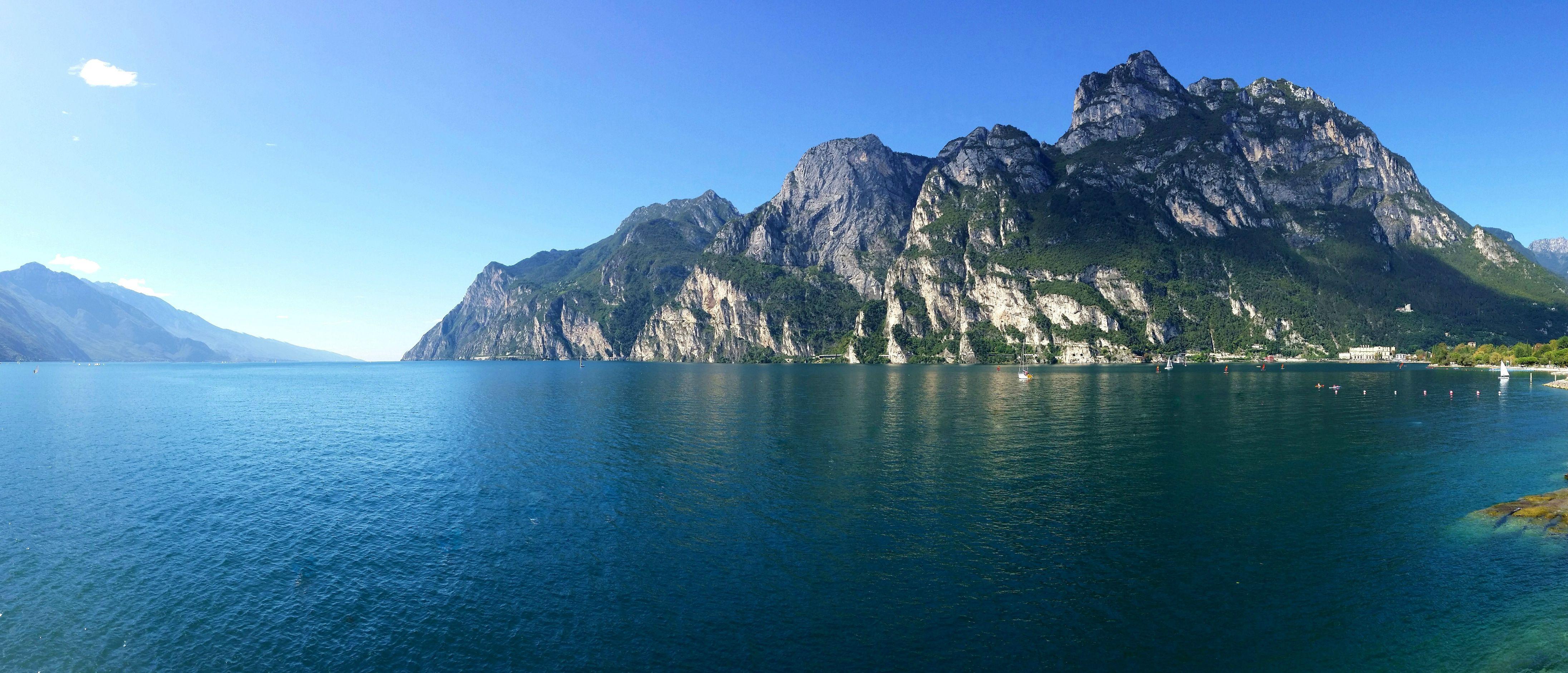 4383x1881 Lake Garda, Italy. Camera phone panorama taken while traveling Europe. [OC] [7305 x 3136]