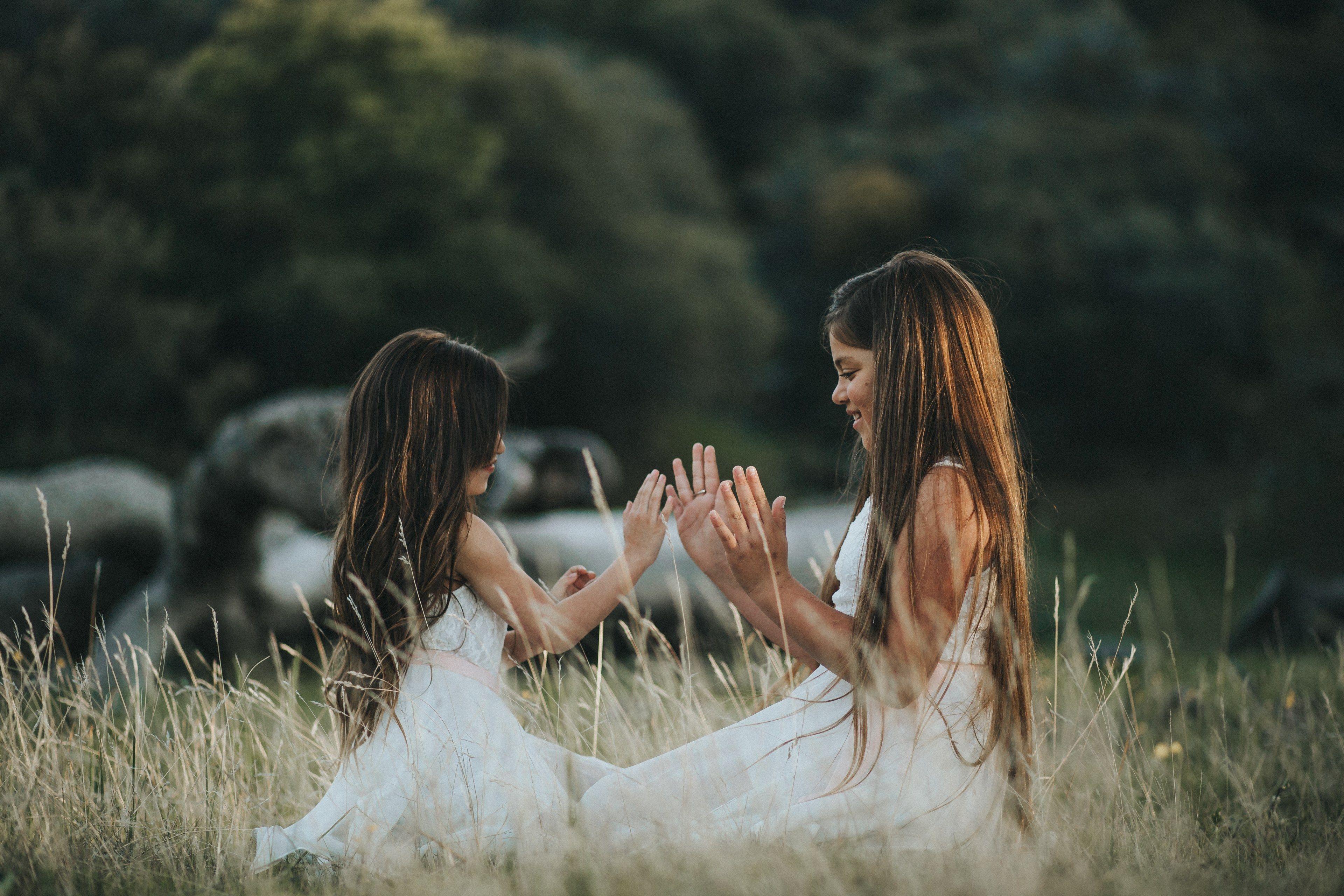 3840x2560 Wallpaper / girl children playing and field HD 4k wallpaper