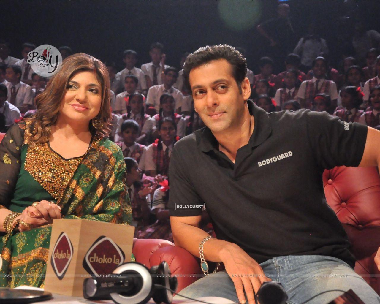 1280x1024 Wallpaper Khan and Alka Yagnik on the sets of Sa Re Ga Ma Lil Champs to promote Bodyguard at Famous Stu size:1280x1024