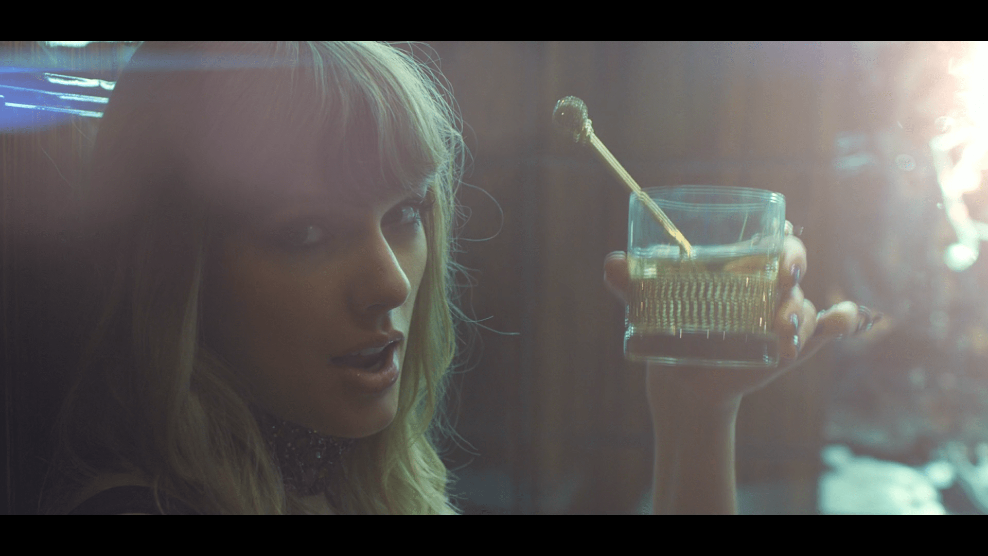 Swift end game. Тейлор Свифт end game. Taylor Swift Drink. Тейлор Свифт фото из клипов.