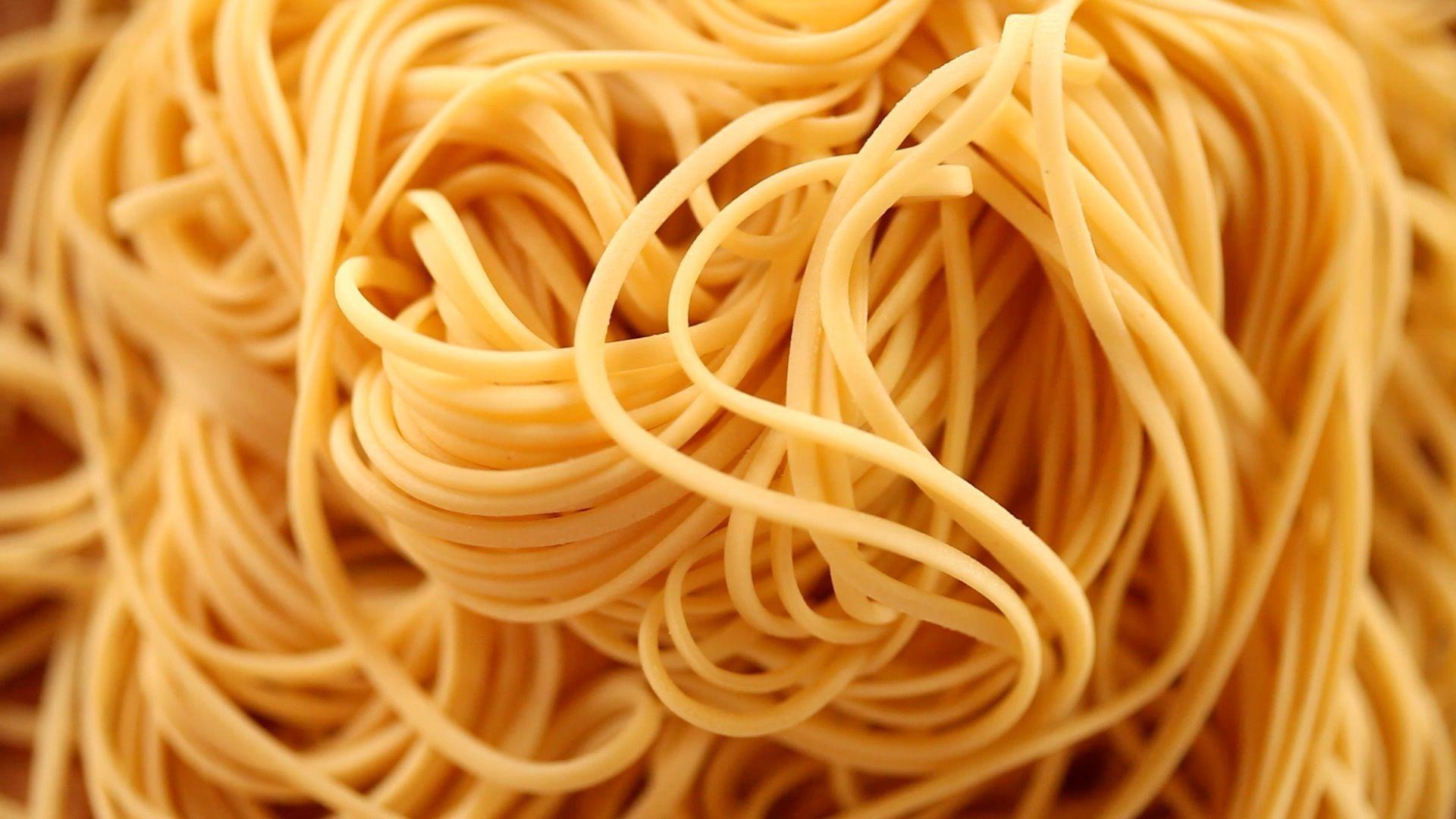 Крупная лапша. Спагетти. Макароны длинные. Паста спагетти. Макаронные изделия лапша.