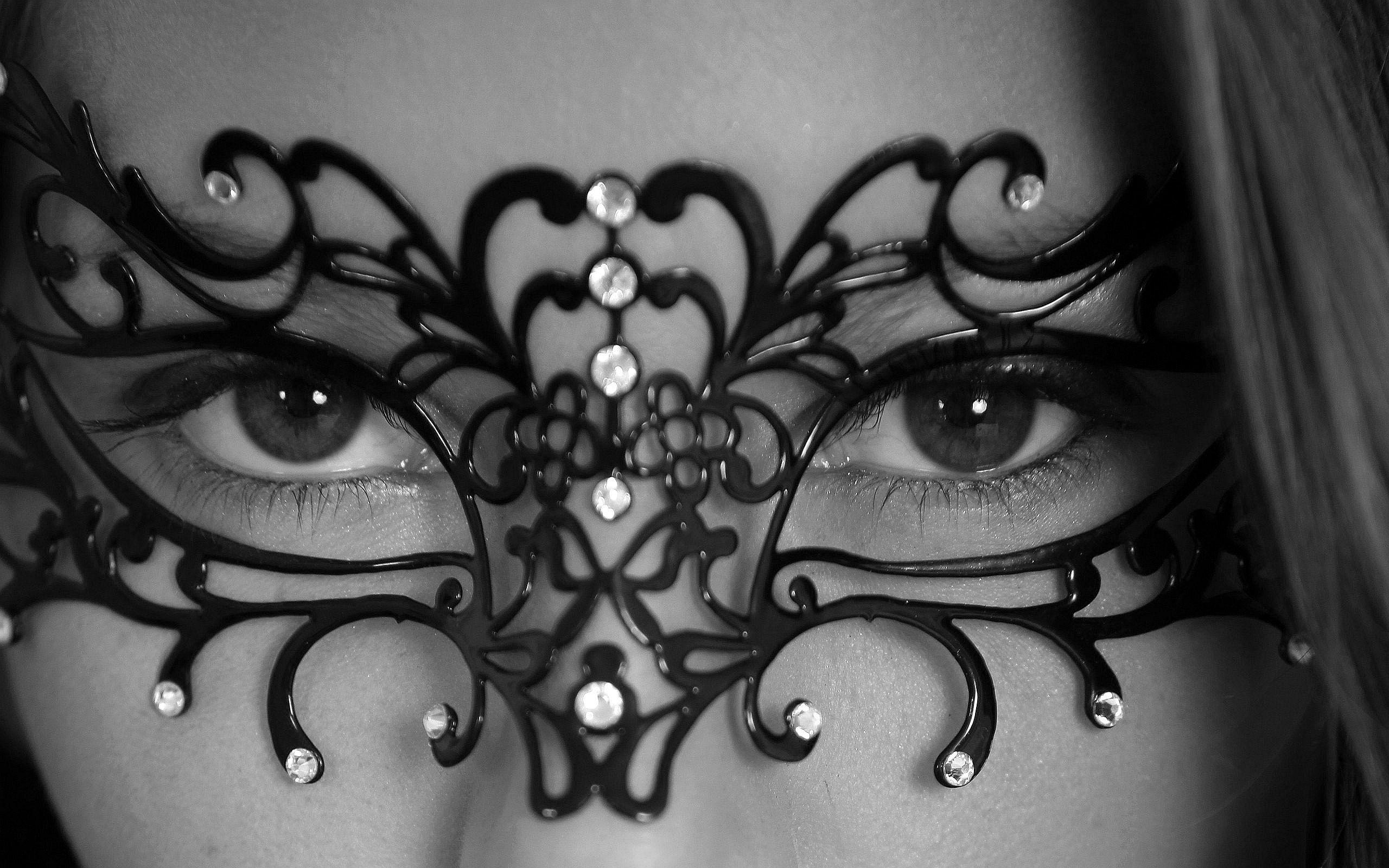 2560x1600 Woman Mask