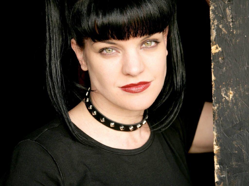 1024x768 Abby She's hot, She's Goth, She's Smart, She's sweet. And she likes