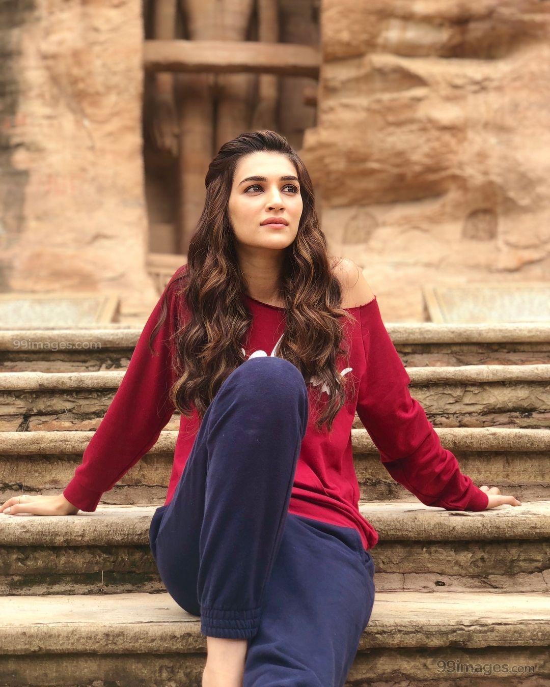 1080x1350 Kriti Sanon Hot HD Photo & Wallpaper for mobile (1080p) - # kritisanon #actress #model #b. Bollywood girls, Bollywood fashion, Beautiful bollywood actress