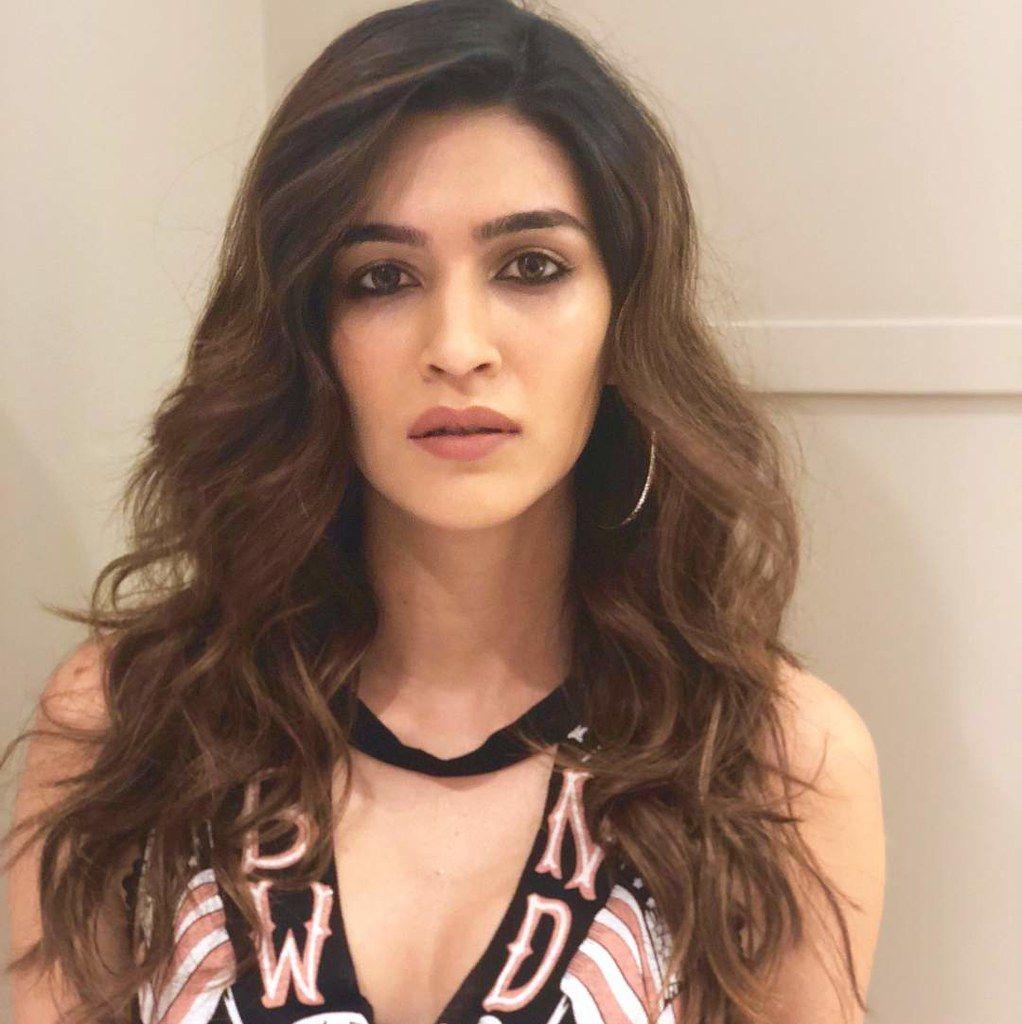 1022x1024 Kriti Sanon HD Photo. View Source: Pics Bucket.