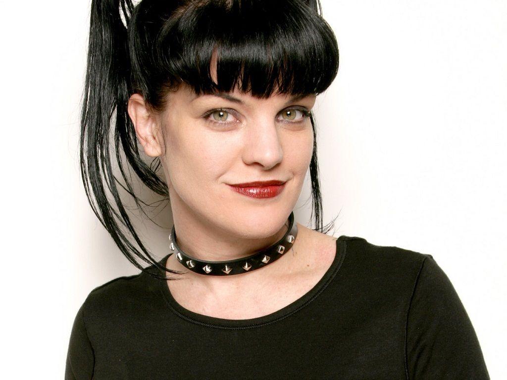 1024x768 Abby on