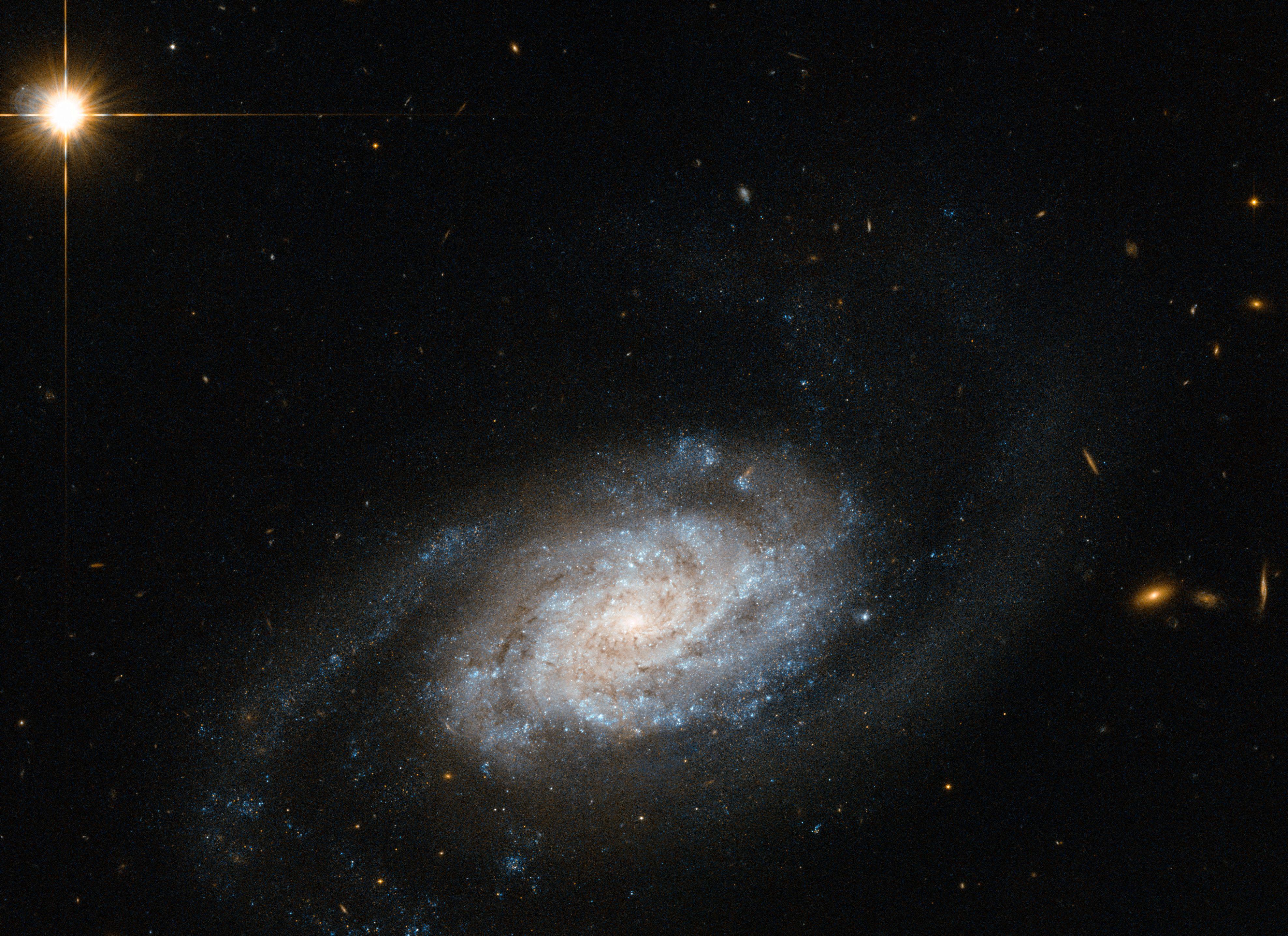 3953x2872 Galaxies Spiralling Around Leo
