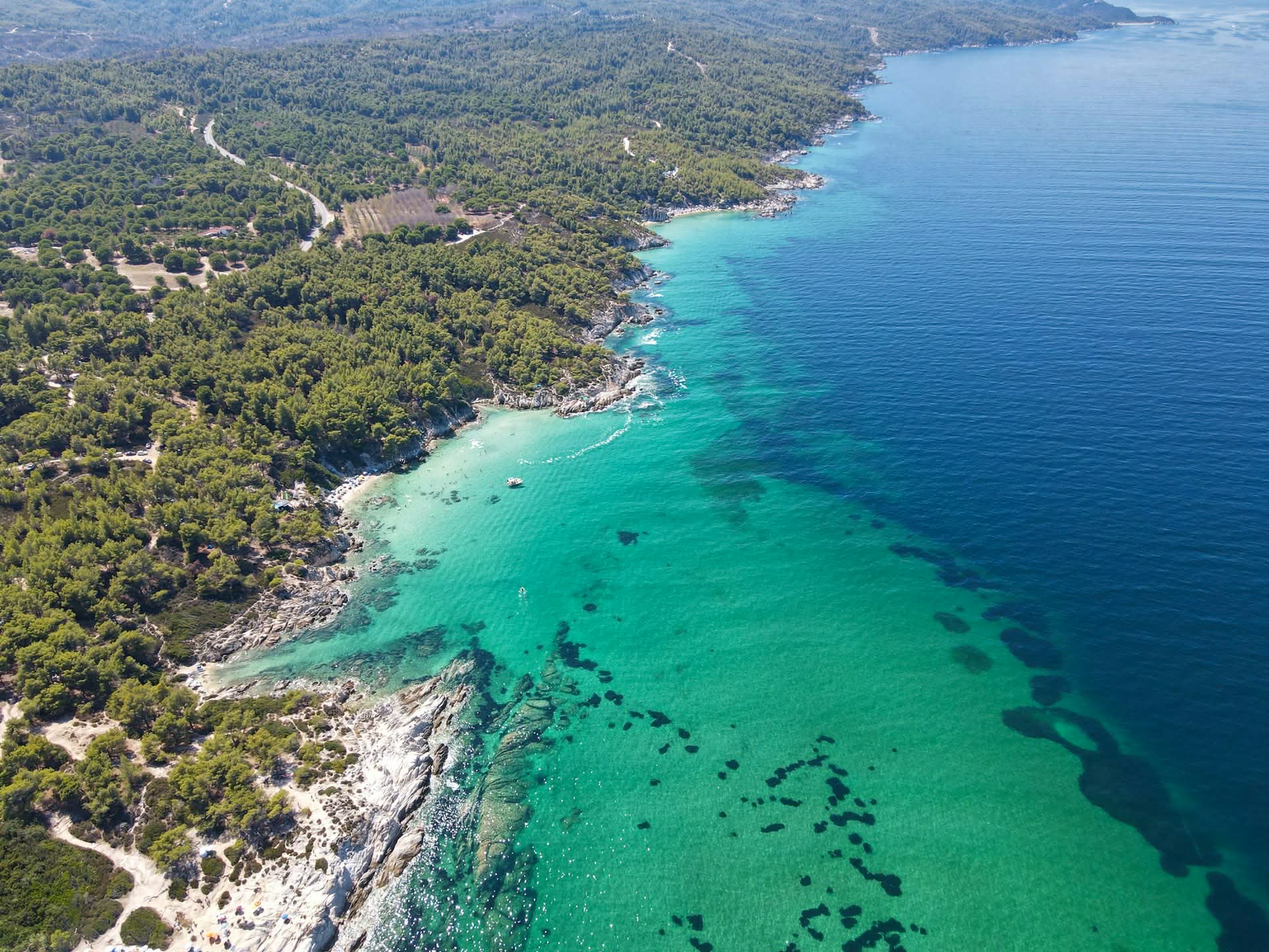 1920x1440 Halkidiki coastline with turquoise waters and beaches in Northern Greece near Ammouliani Island
