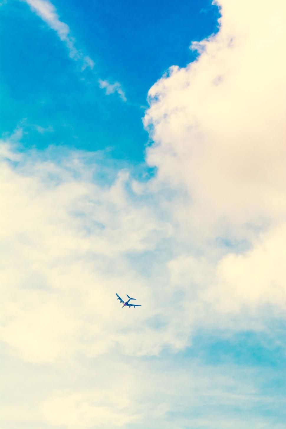 970x1455 Free of An airplane flying in the sky. Download Free Image and Free Illustrations