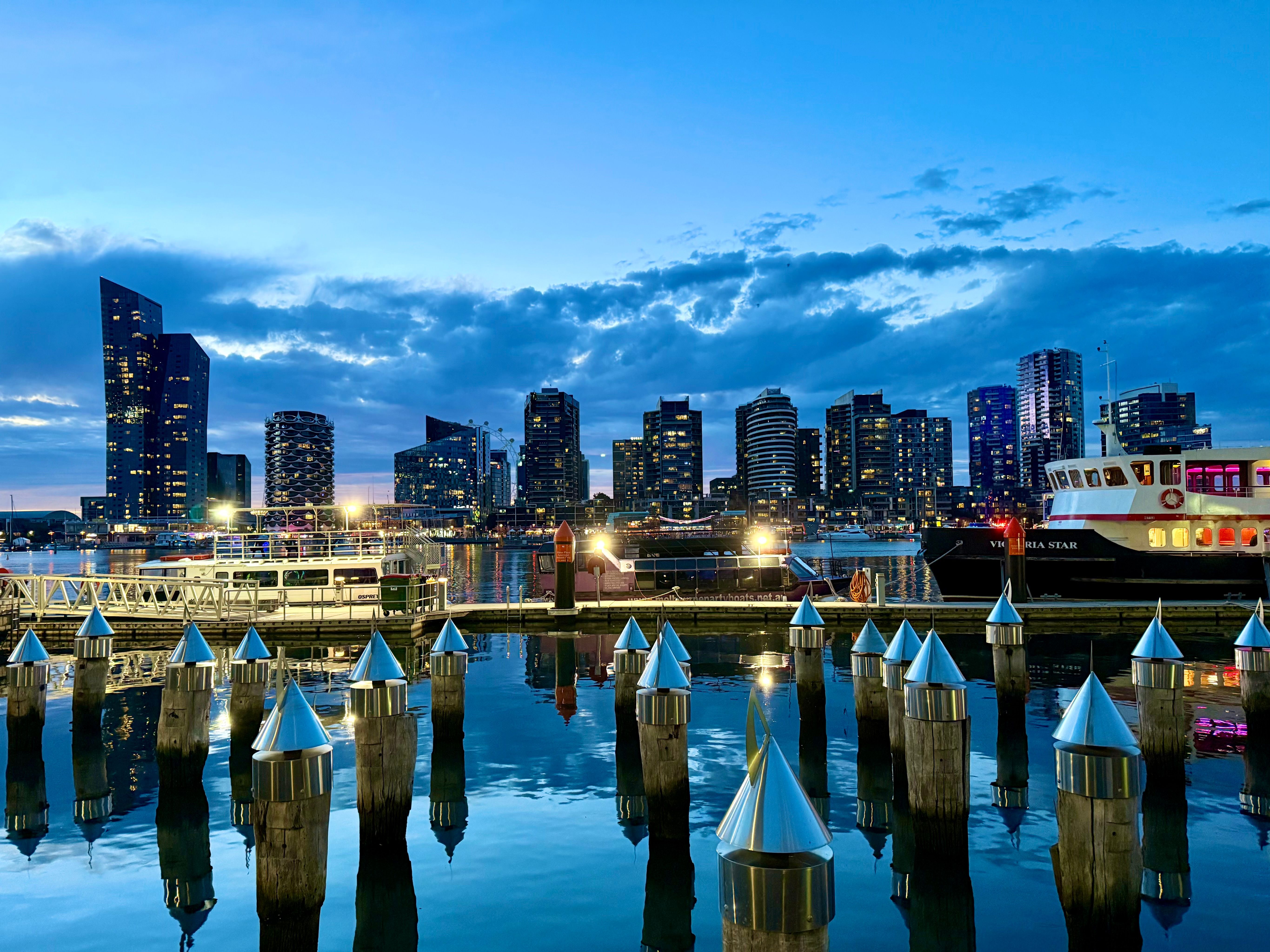 5462x4096 Spectacular Melbourne Skyline at Twilight · Free