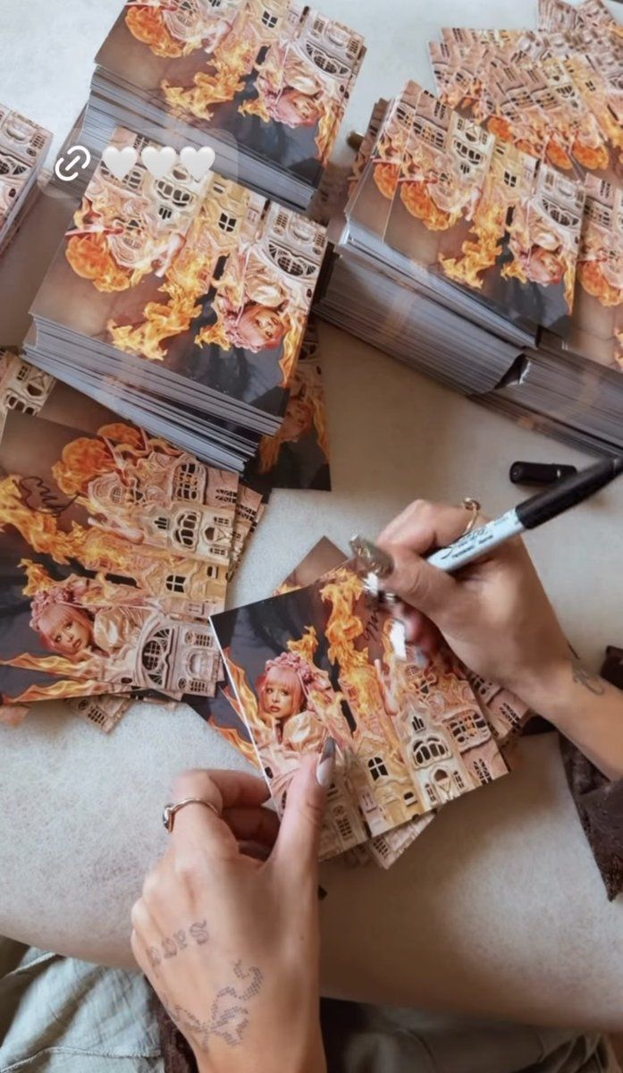 697x1200 Melanie Martinez stuns while signing art cards for “HADES.”