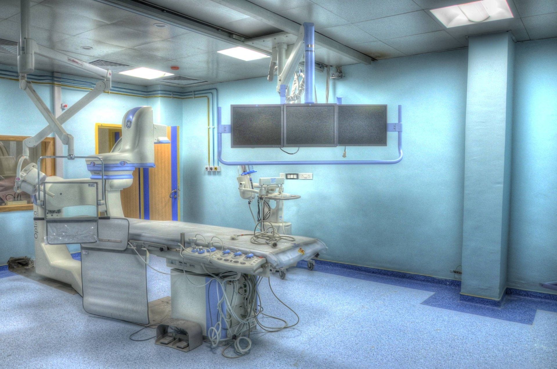 1920x1274 Advanced Medical Room: HD Hospital Equipment and Technology Wallpaperx1620