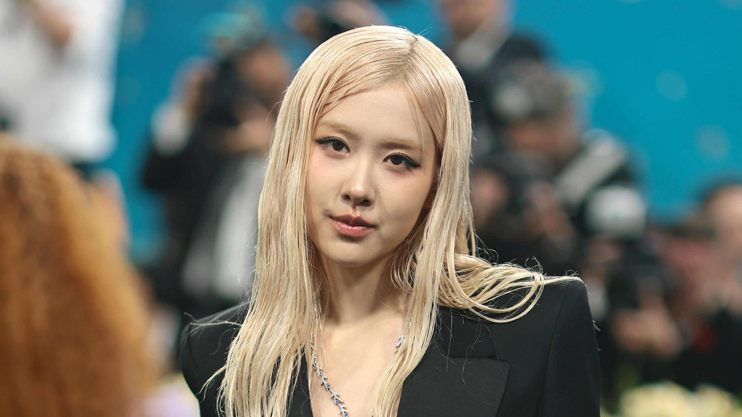 2560x1440 BLACKPINK's Rosé Wore Beachy Mermaid Hair at the Met Gala 2025