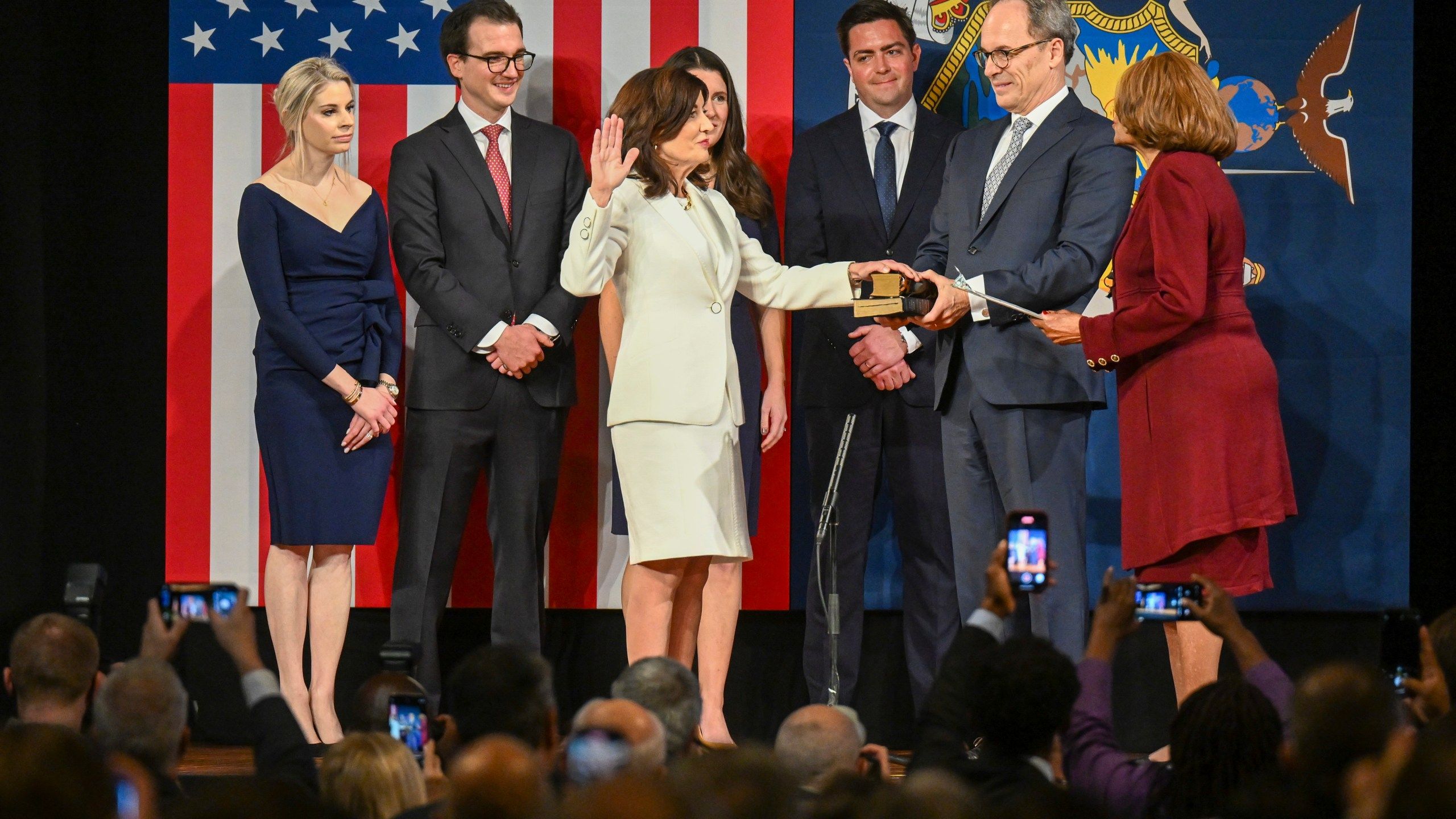 2560x1440 Kathy Hochul sworn in as elected New York governor
