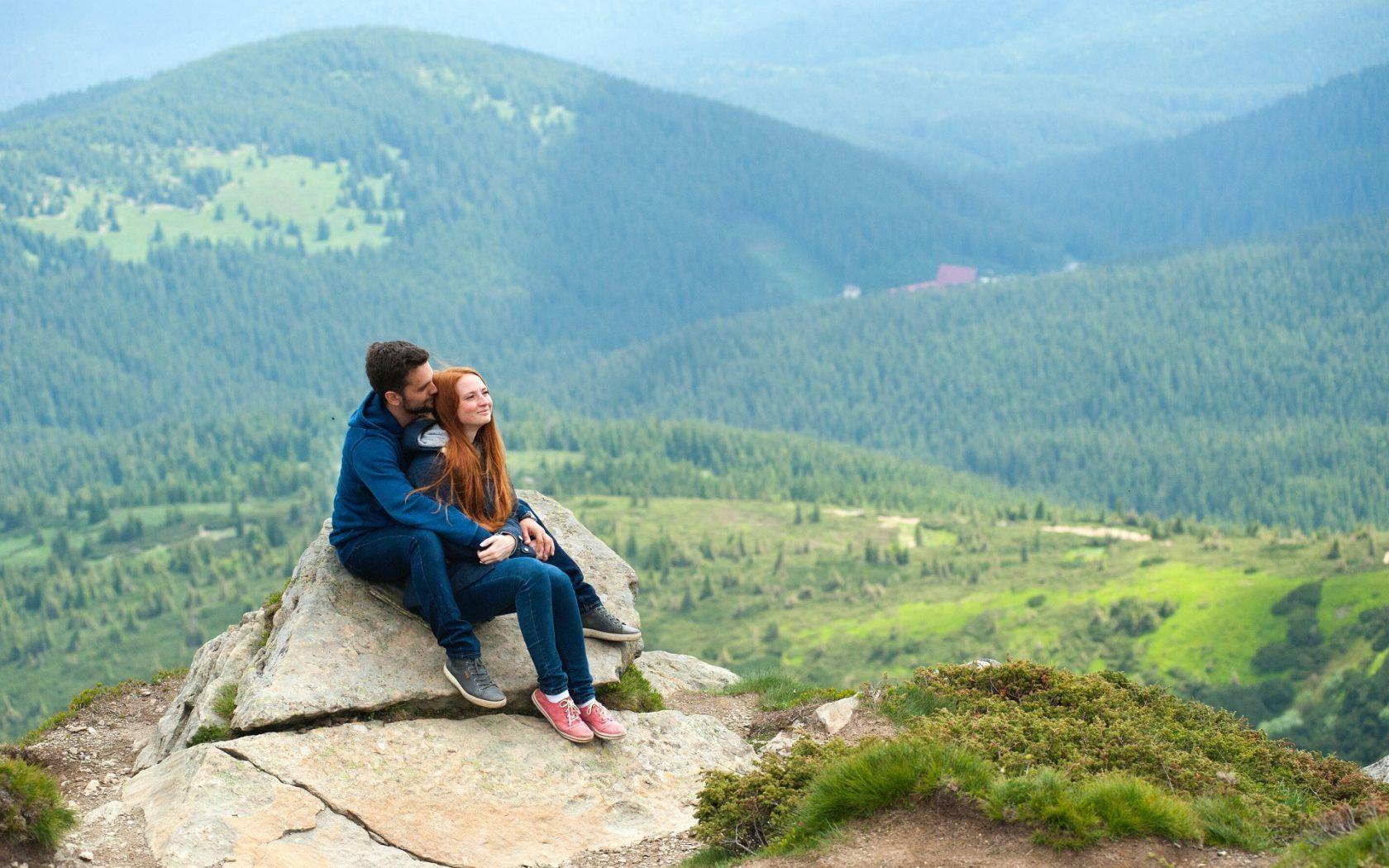 1680x1050 Inspire Couple Hugs On Mountain With Love Nice Wallpaper