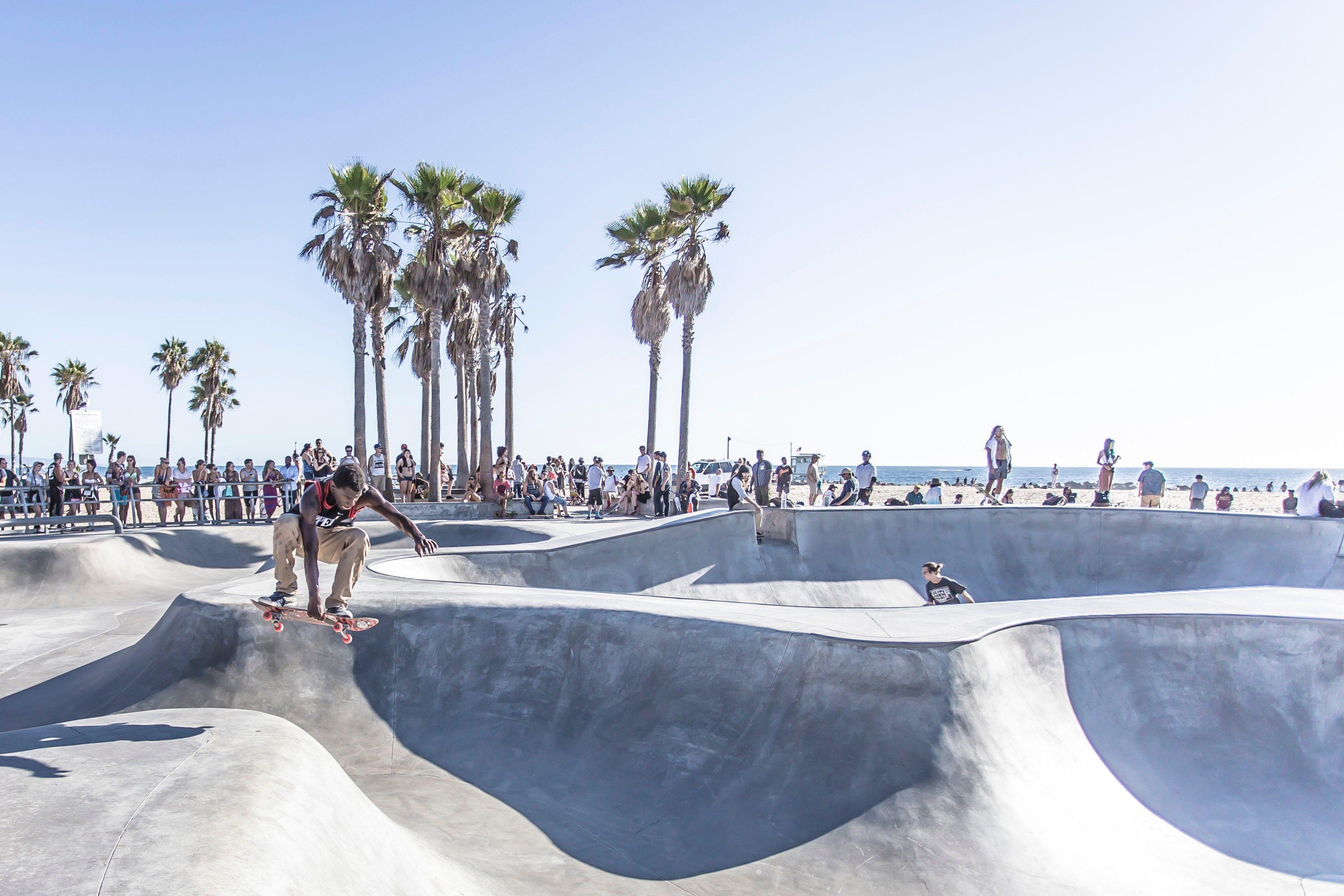 3840x2560 Wallpaper / a man doing skateboard tricks at venice beach skate park in los angeles california, venice beach skate park 4k wallpaper