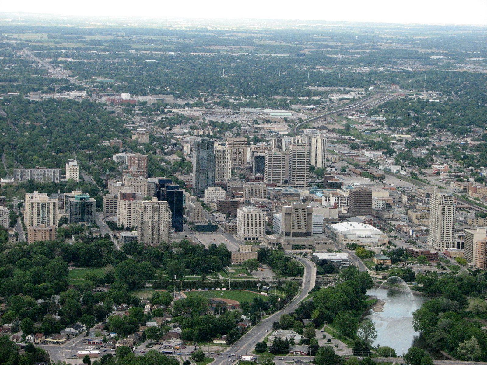 1600x1200 Living in London, Ontario