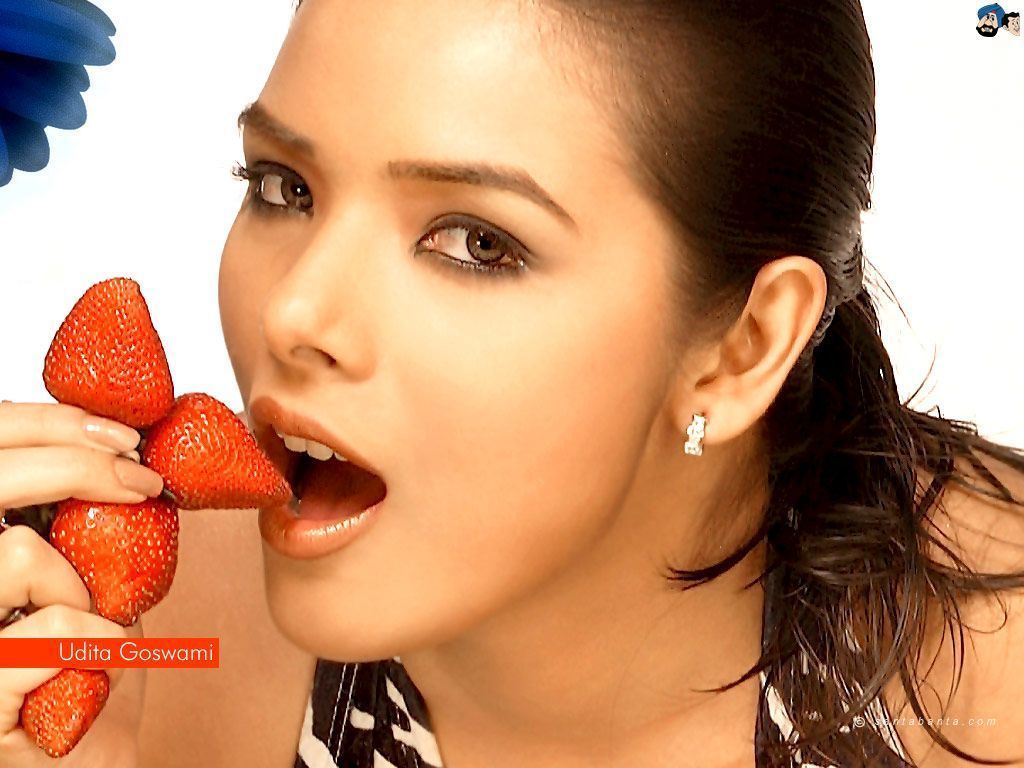 1024x768 Udita Goswami HQ Wallpaper