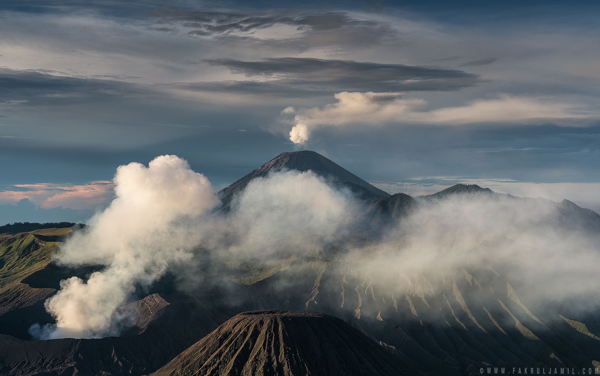 2048x1285 mahameru