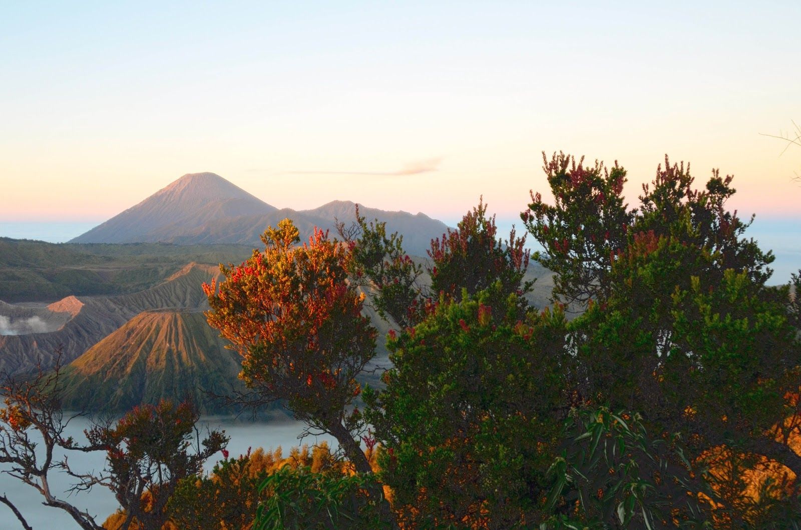 1600x1059 Mountain and Sea: Puncak Mahameru -The Great Mountain