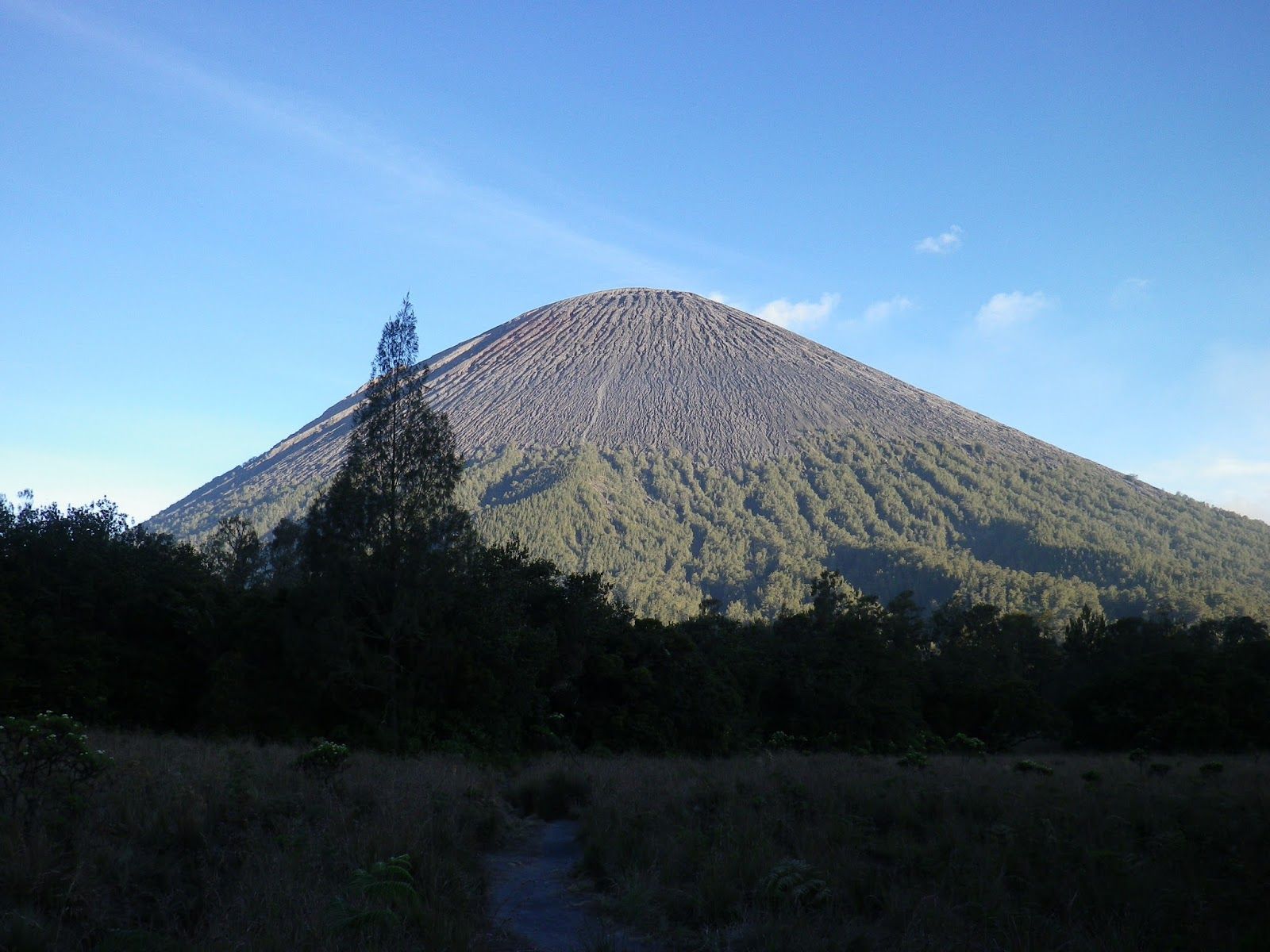 1600x1200 Mountain and Sea: Puncak Mahameru -The Great Mountain