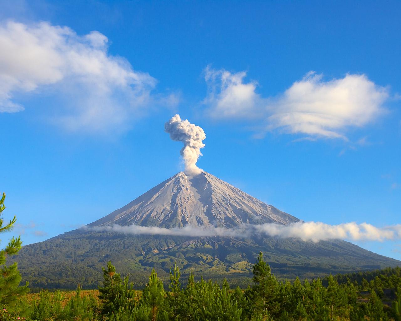 1280x1024 Highest Peak of Java and State of The Gods
