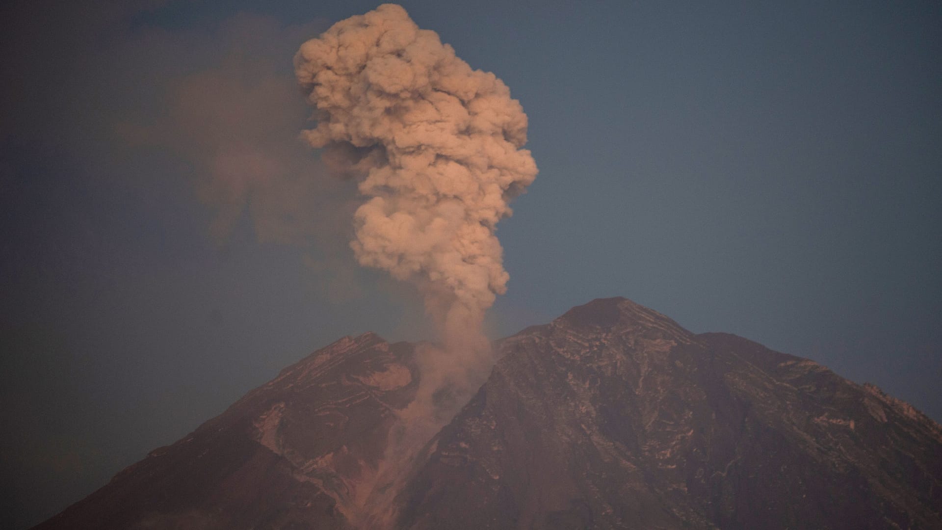 1920x1080 Indonesia's Mt. Semeru volcano eruption buries homes, damages bridge