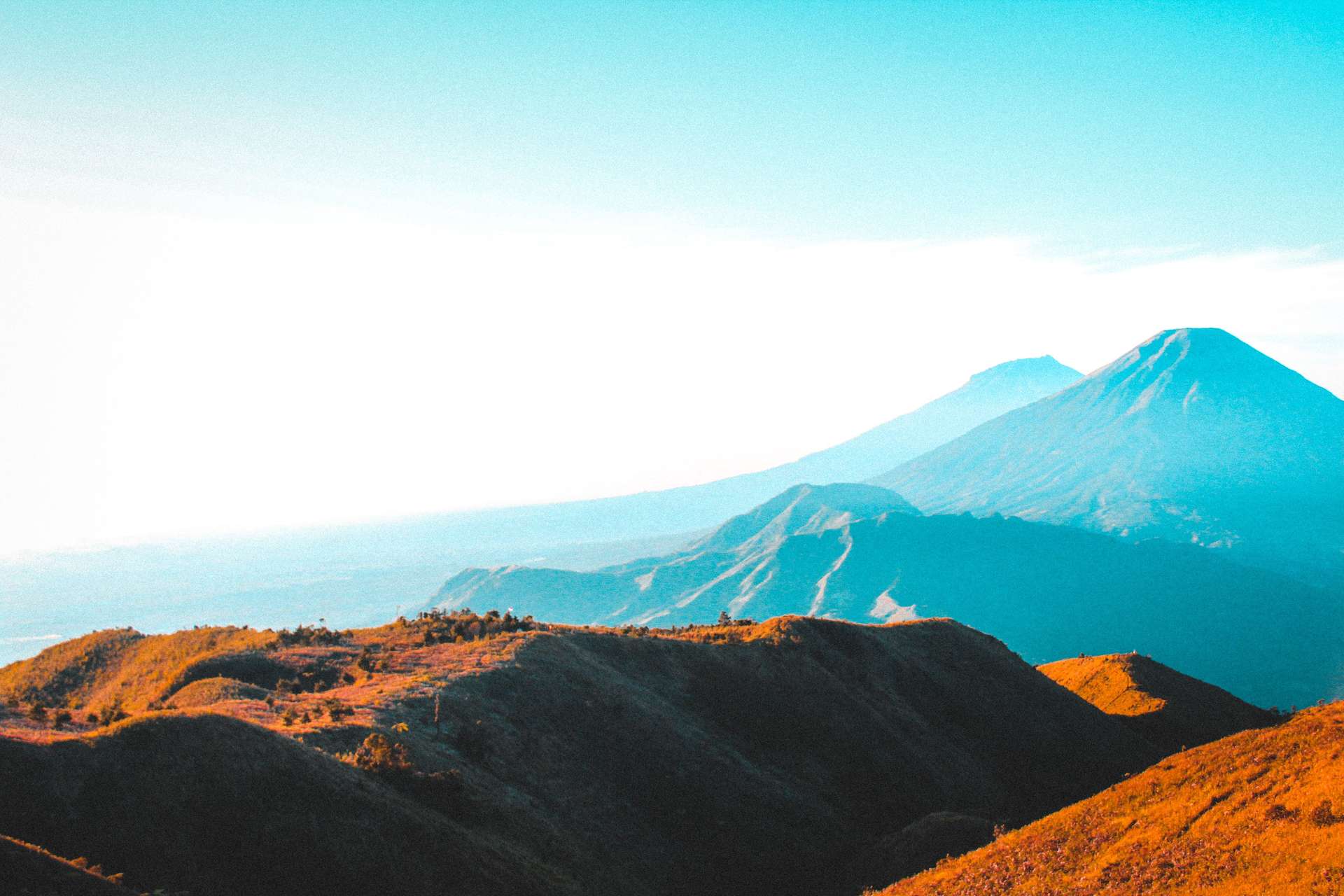 1920x1280 Bukit Seroja Wonosobo: Eksotisme Gunung, Telaga, dan Kebun Teh dari Atas Awan