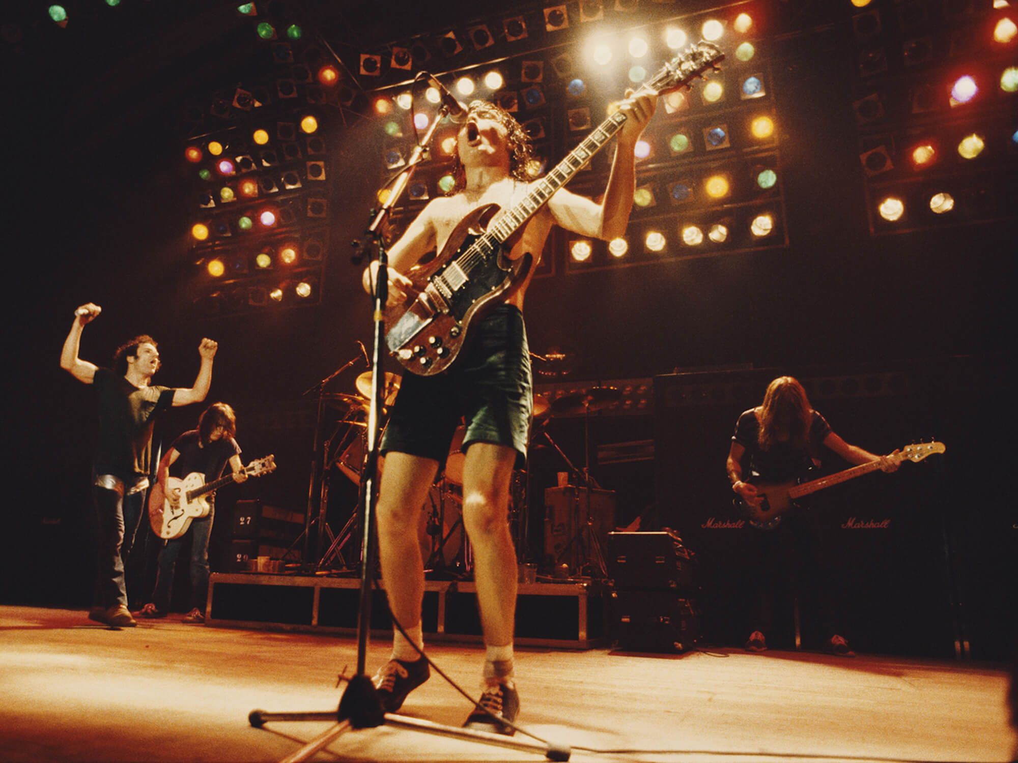 2000x1500 The Gear Used By Angus Young And Malcolm Young On AC DC's Back In Black